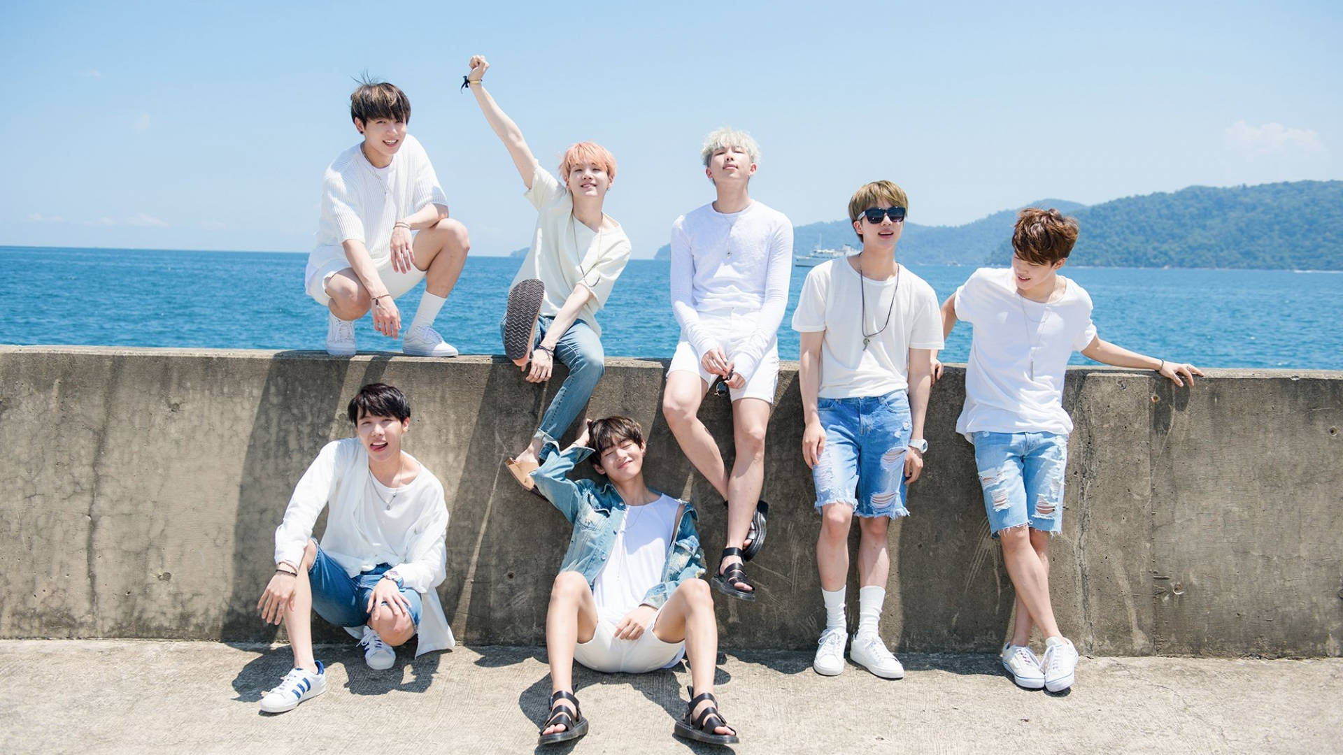 BTS Grup Fotoğrafı Okyanus Kenarında Duvar Kağıdı