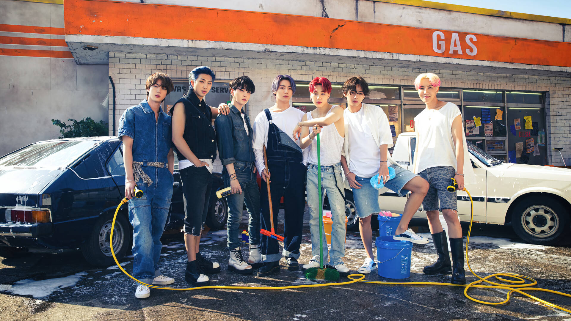 BTS Grup Fotoğrafı Oto Yıkama İstasyonunda Duvar Kağıdı