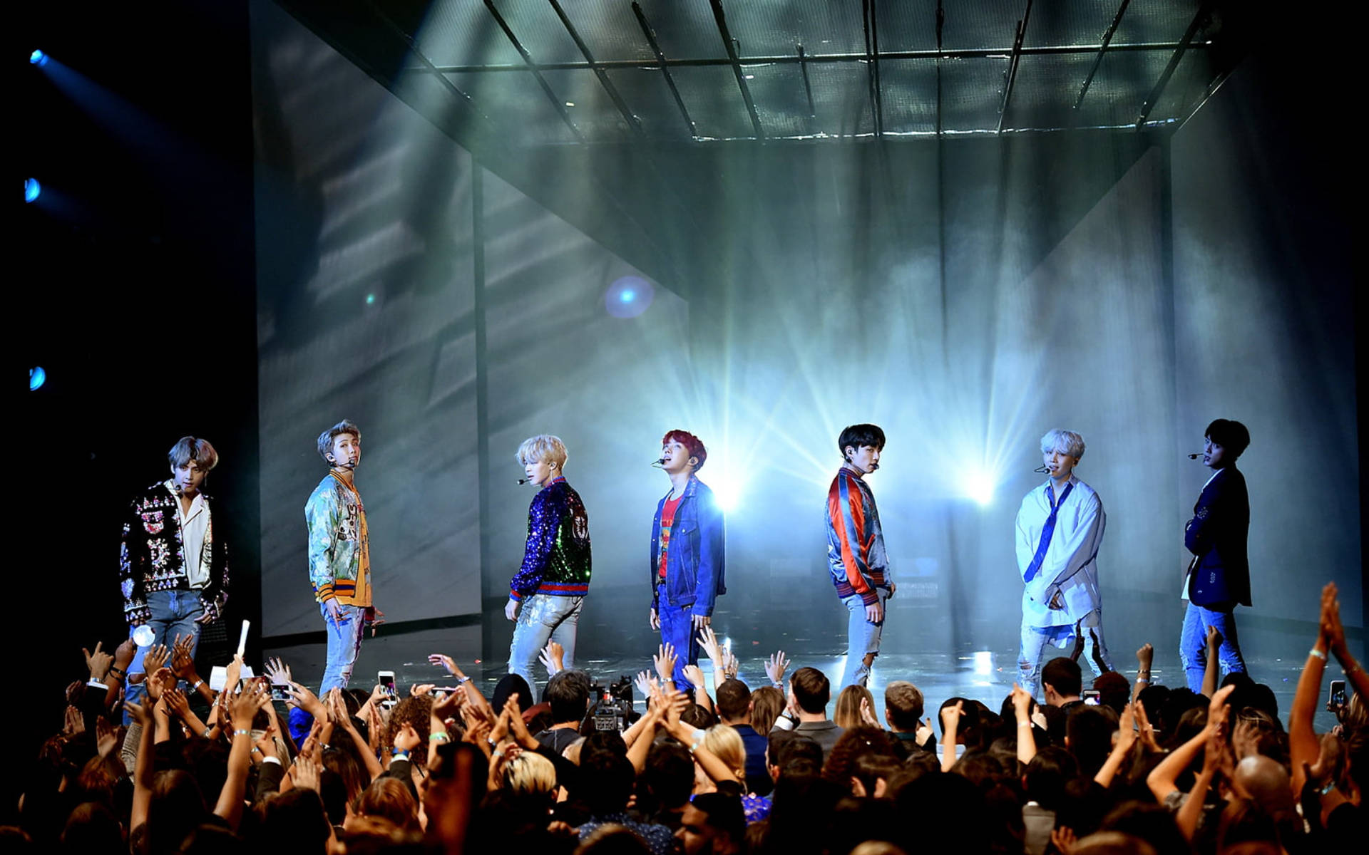 BTS Grup Fotoğrafı Sahne Üzerinde Duvar Kağıdı