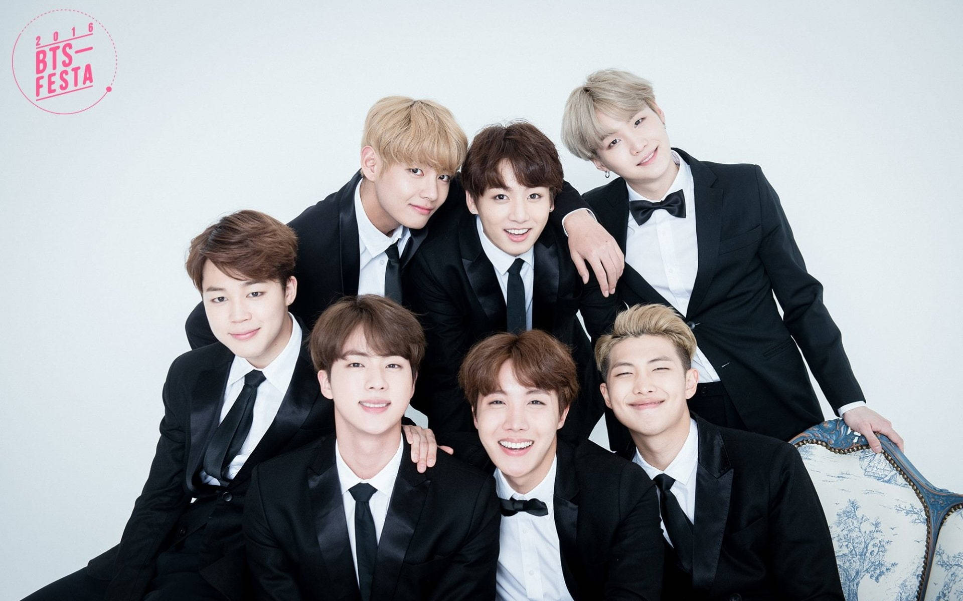 BTS Grup Fotoğrafı Şık Takım Elbiselerle Duvar Kağıdı