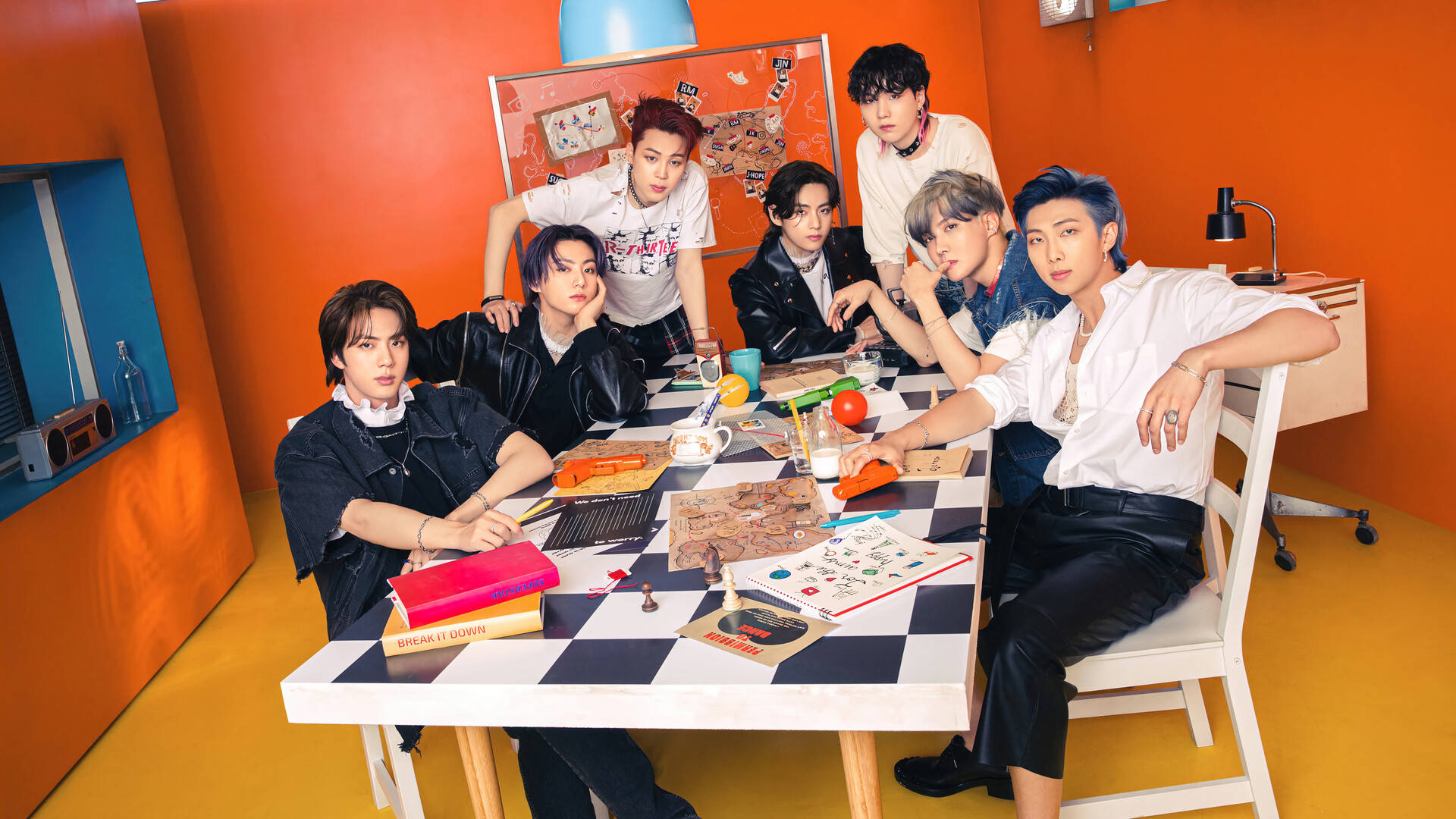 BTS Grup Fotoğrafı Turuncu Odada Duvar Kağıdı