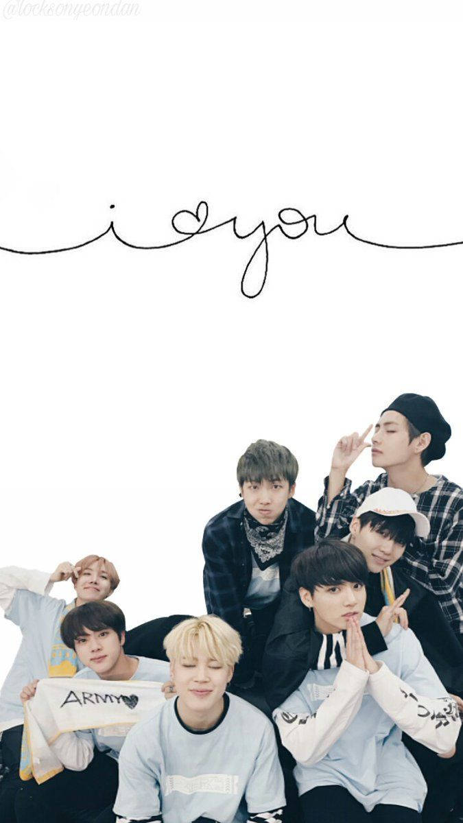 BTS erkek grubu üyeleri V, Jungkook, Jimin, Suga, Jin, RM ve J-Hope minimalist arka planda beyaz günlük kıyafetlerle.