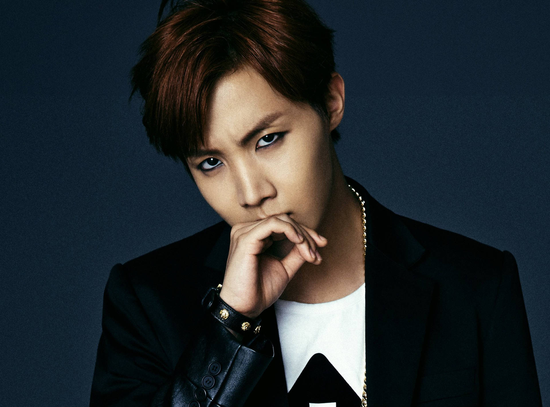 BTS J-Hope Eyelinerlı Duvar Kağıdı