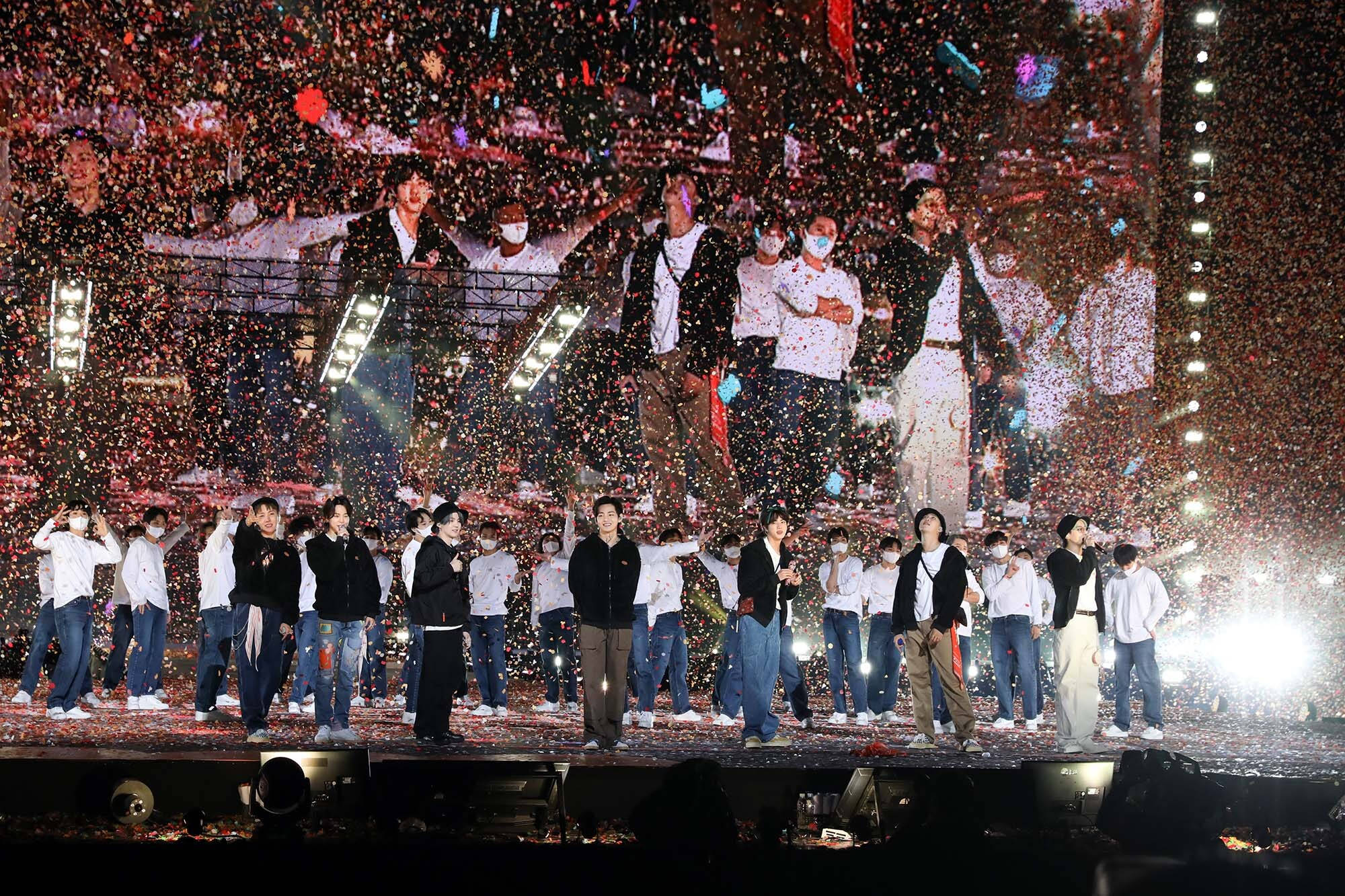 BTS Konseri Konfeti Yağmuru Duvar Kağıdı