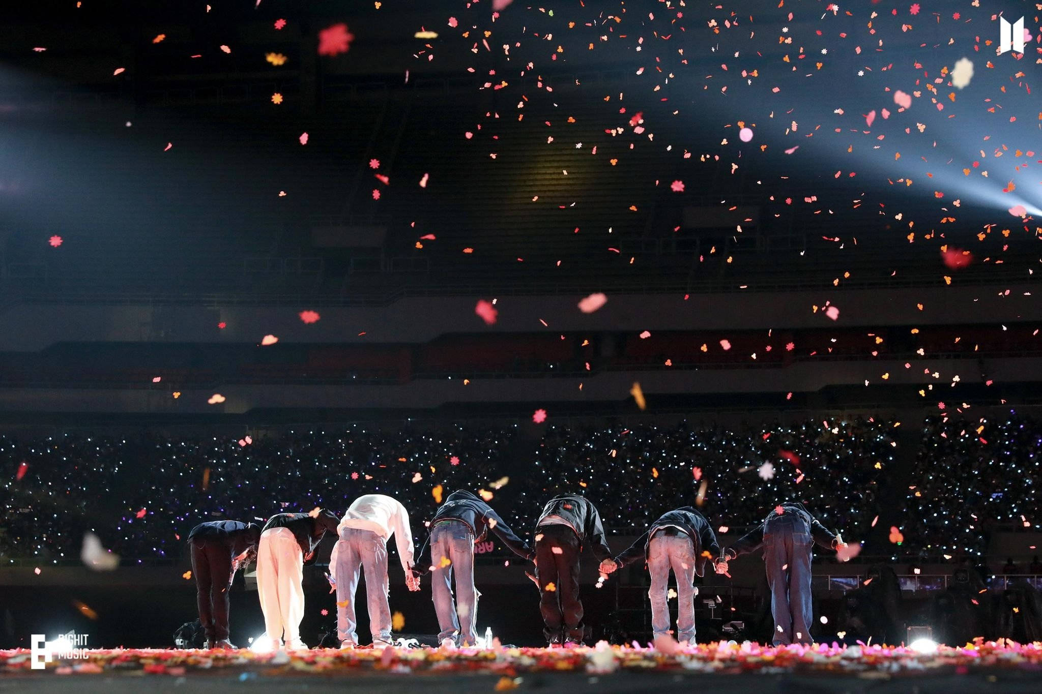 BTS Konserinde Üyeler Army'e Eğiliyor Duvar Kağıdı