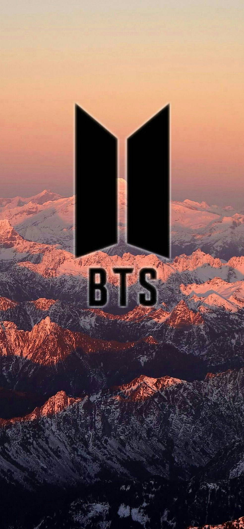 BTS Logosu Estetik Dağda Duvar Kağıdı