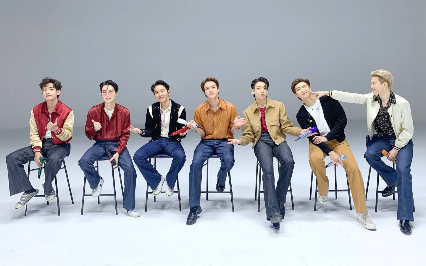 BTS Masaüstü Bir Sıra Tabure Sandalyede Duvar Kağıdı