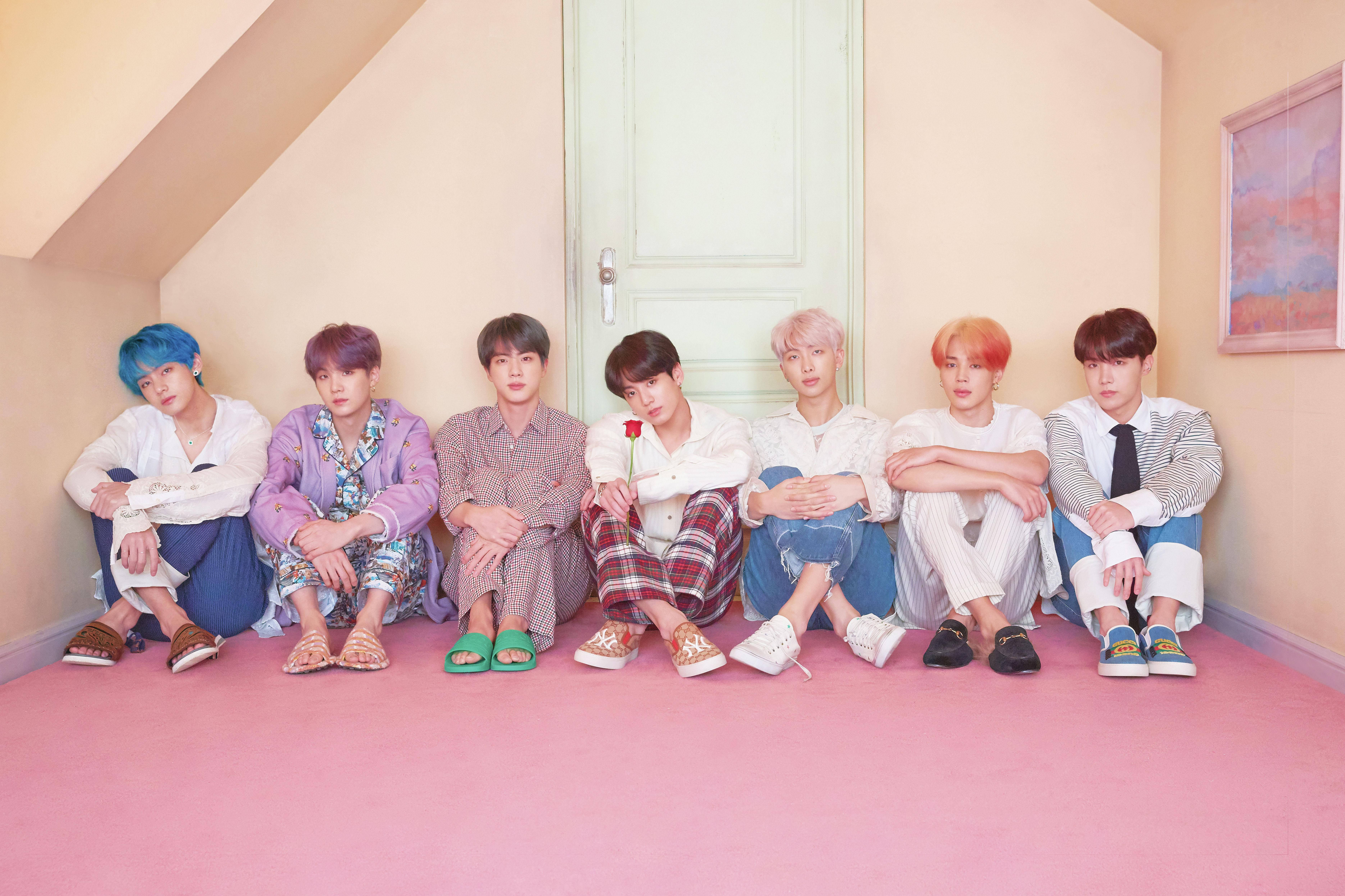 BTS Masaüstü Kapı Önünde Oturanlar Duvar Kağıdı