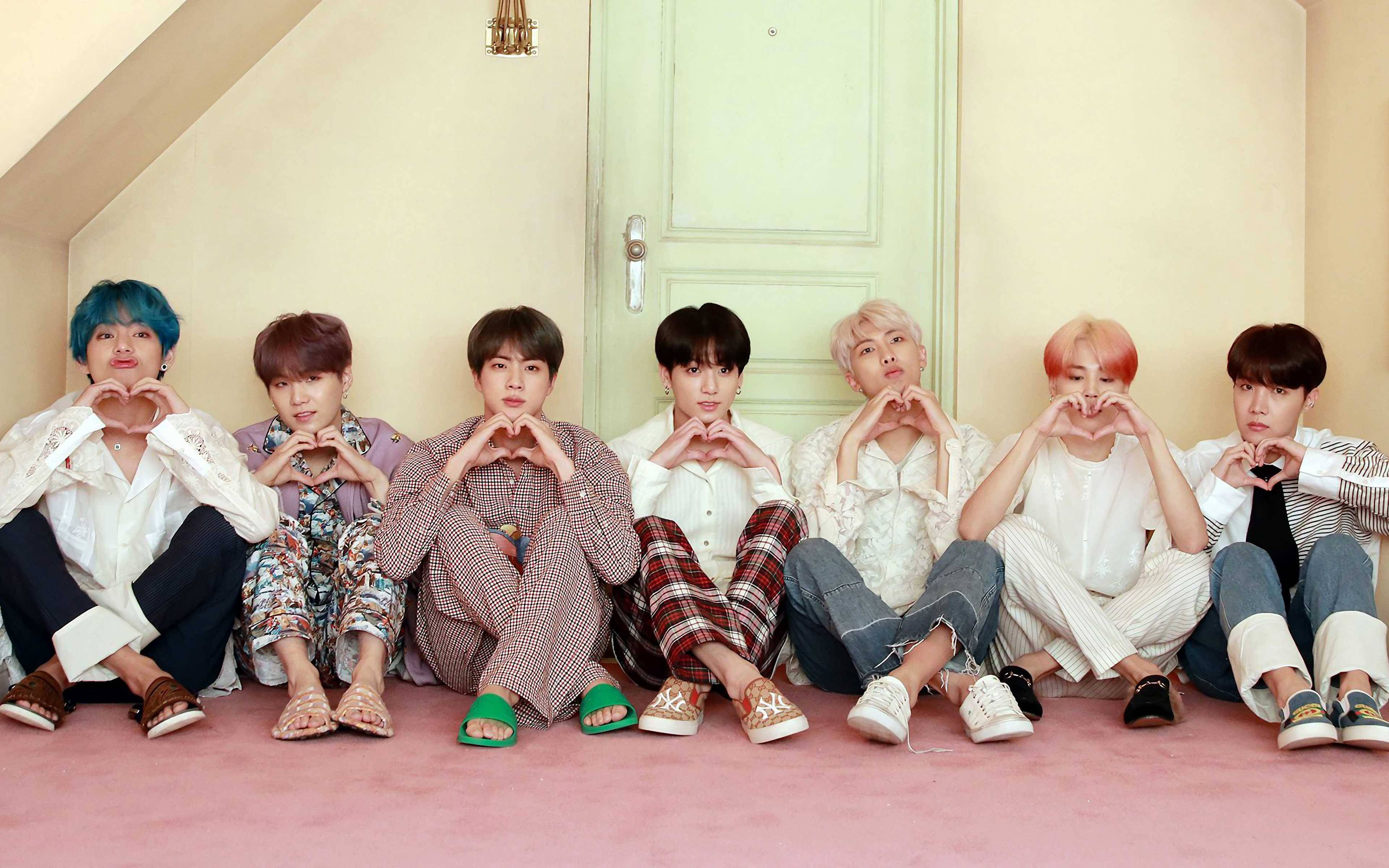 BTS Masaüstü Kapı Önünde Kalp İşaretleri Duvar Kağıdı