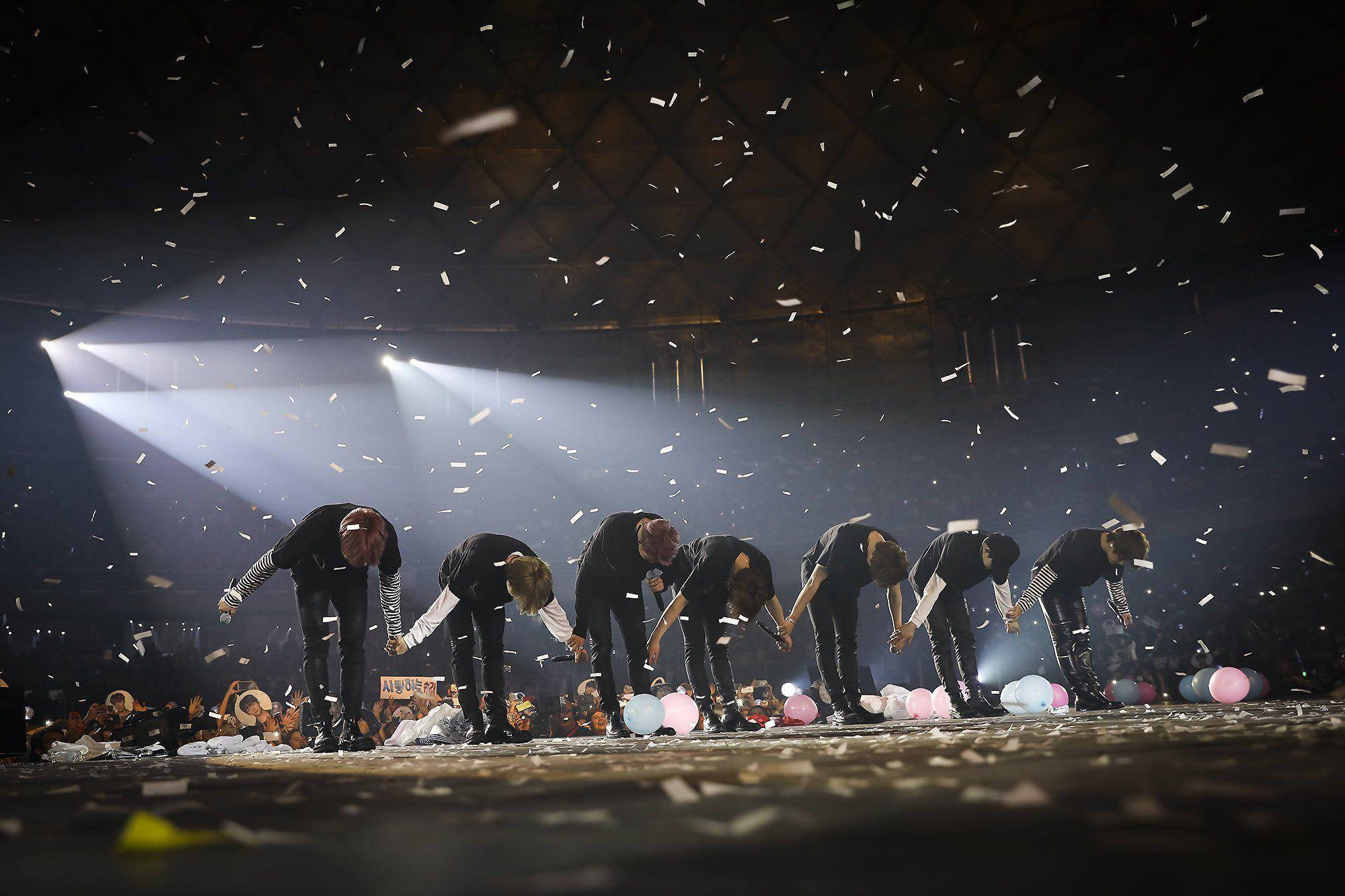 BTS Masaüstü Konserde Eğilme Duvar Kağıdı