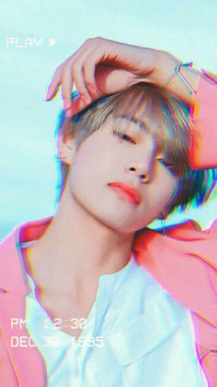 BTS'nin V'si Karizmatik Cazibesiyle Büyülüyor Duvar Kağıdı