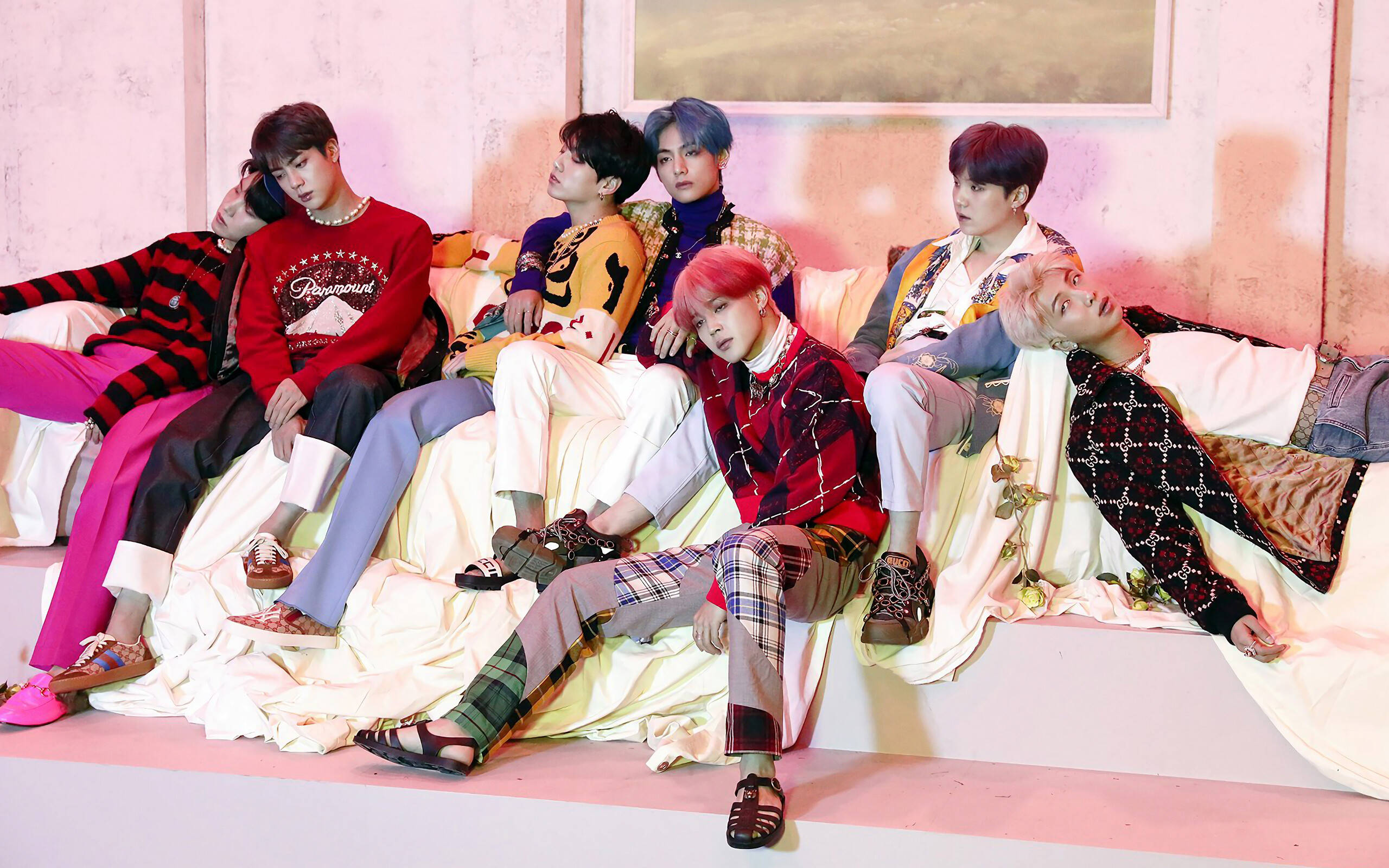 BTS Oturma Odasında Grup Fotoğrafı Duvar Kağıdı