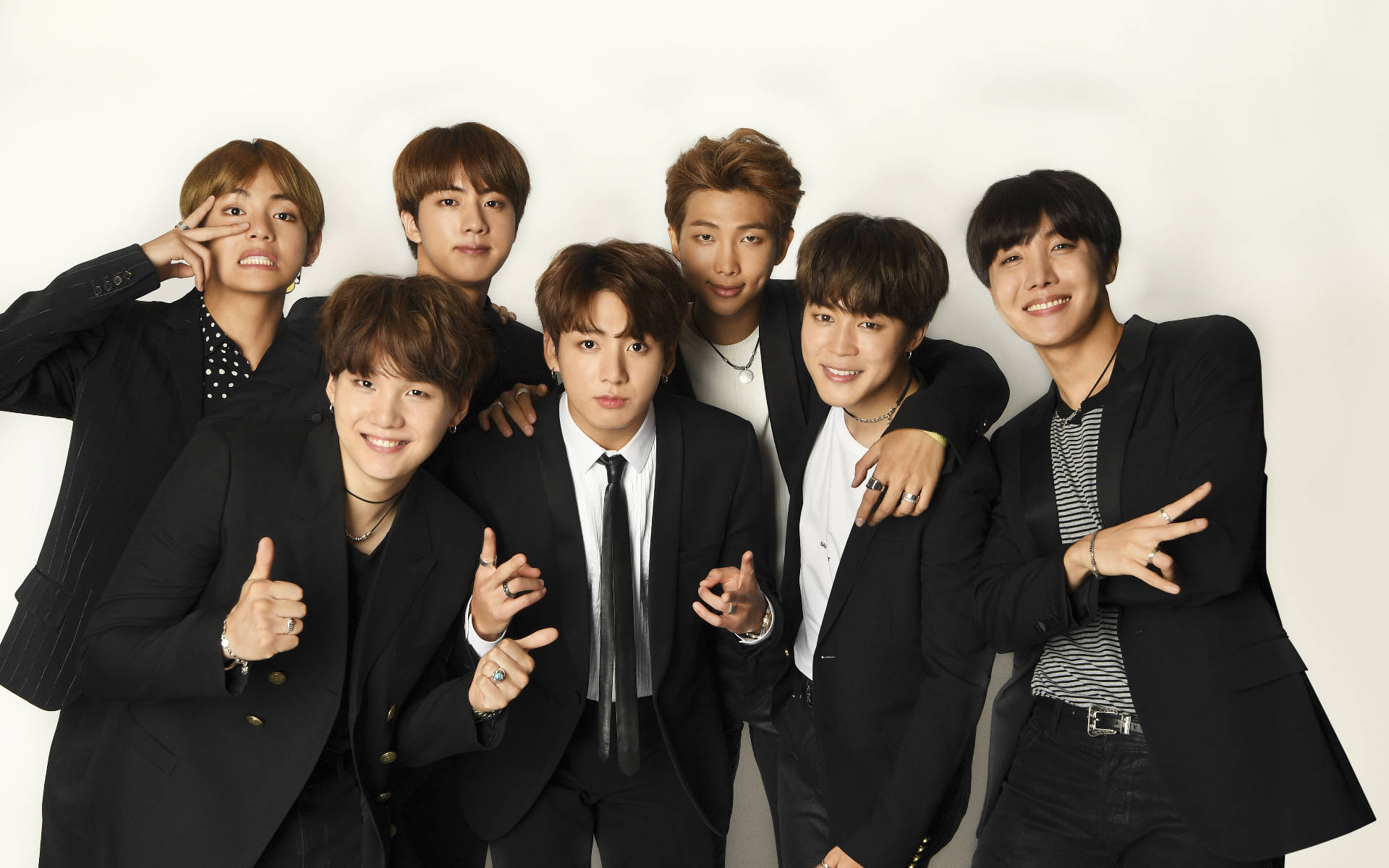 BTS Siyah Takım Elbiseli Grup Fotoğrafı Duvar Kağıdı