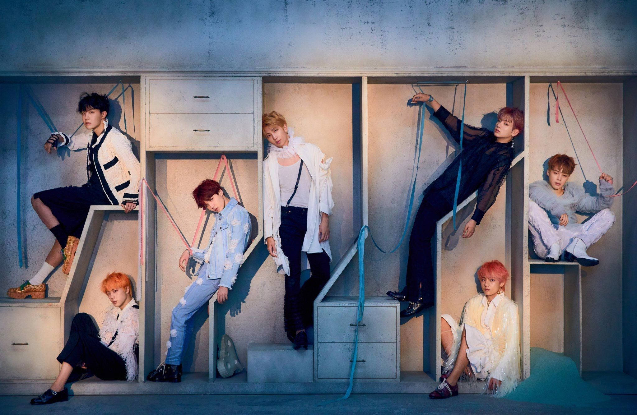 BTS Üyeleri Dolap Raflarında Poz Veriyor Dizüstü Bilgisayar Duvar Kağıdı