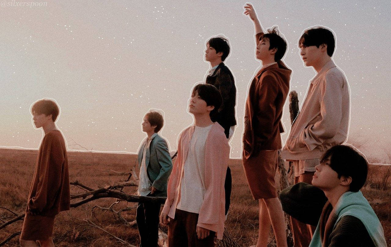 BTS Üyeleri Gün Batımında Tarlada Dizüstü Bilgisayar Duvar Kağıdı
