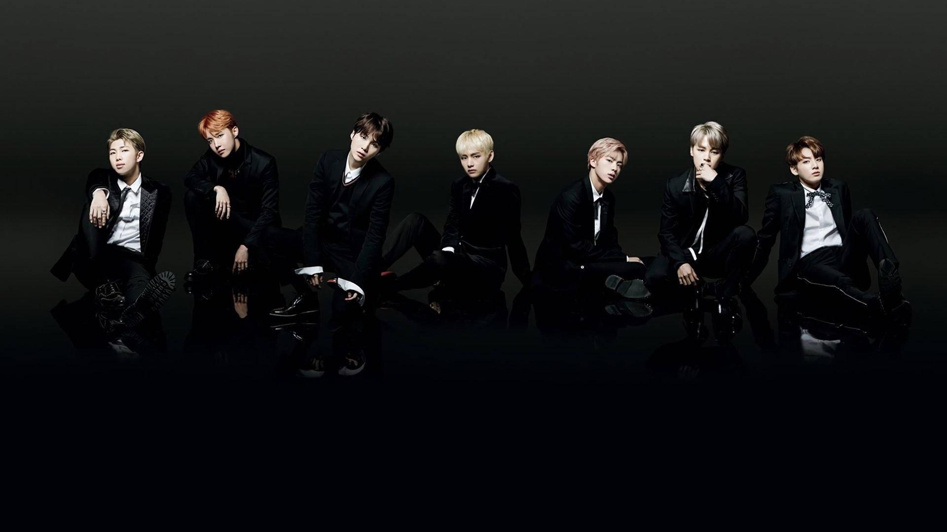 BTS Üyeleri Siyah Zemin Üzerinde Siyah Kıyafetlerle Dizüstü Bilgisayar Duvar Kağıdı