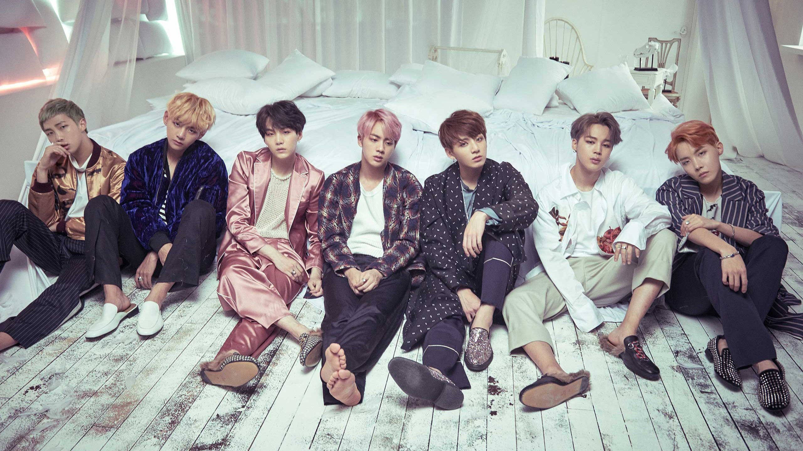 BTS Üyeleri Yatağın Yanında Dizüstü Bilgisayarla Duvar Kağıdı