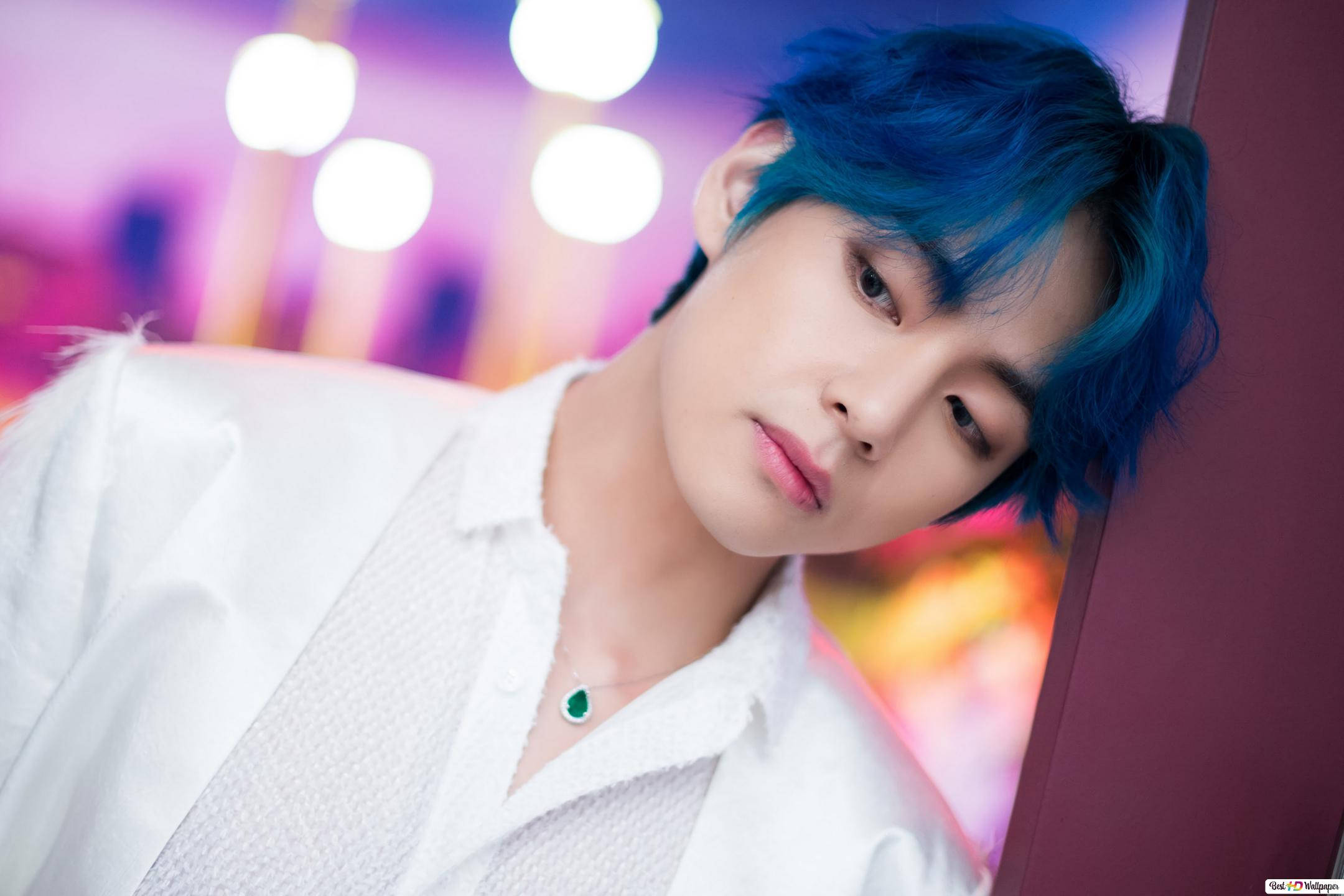 BTS V Duvara Yaslanmış Duvar Kağıdı