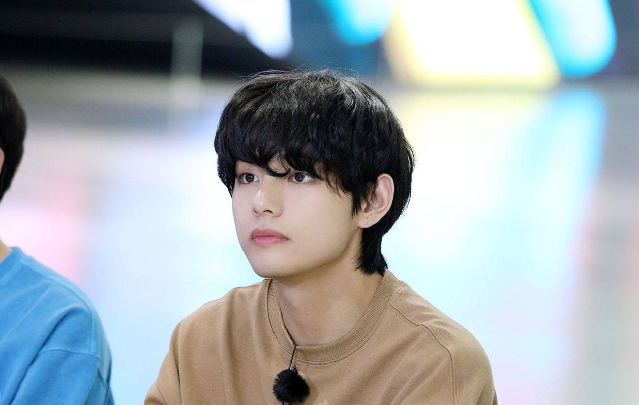 BTS V Kahverengi Gömlekle Duvar Kağıdı