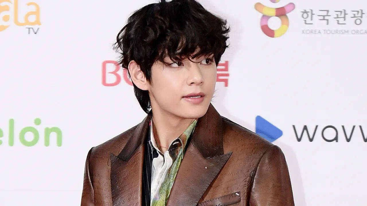 BTS V Kahverengi Deri Ceket Duvar Kağıdı