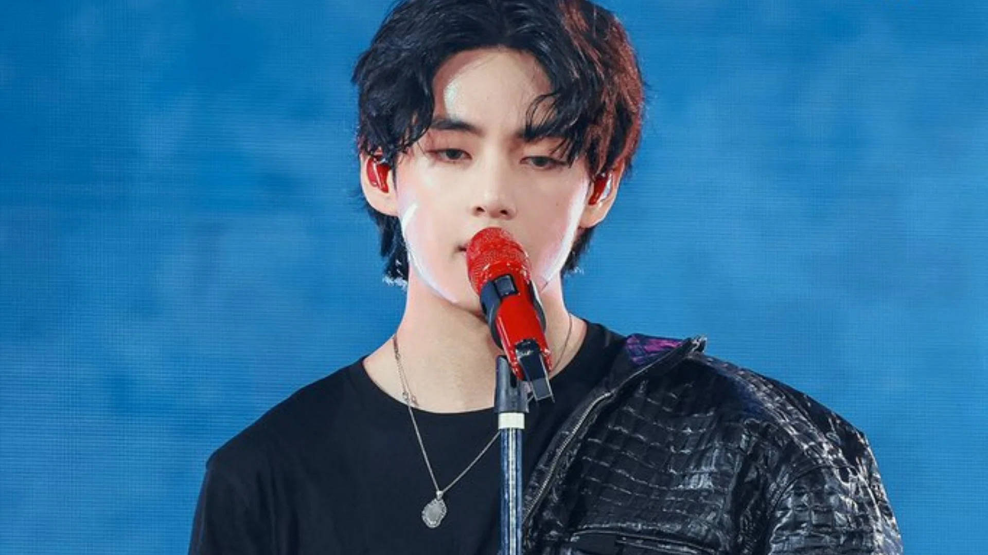 BTS V Kırmızı Mikrofon Duvar Kağıdı