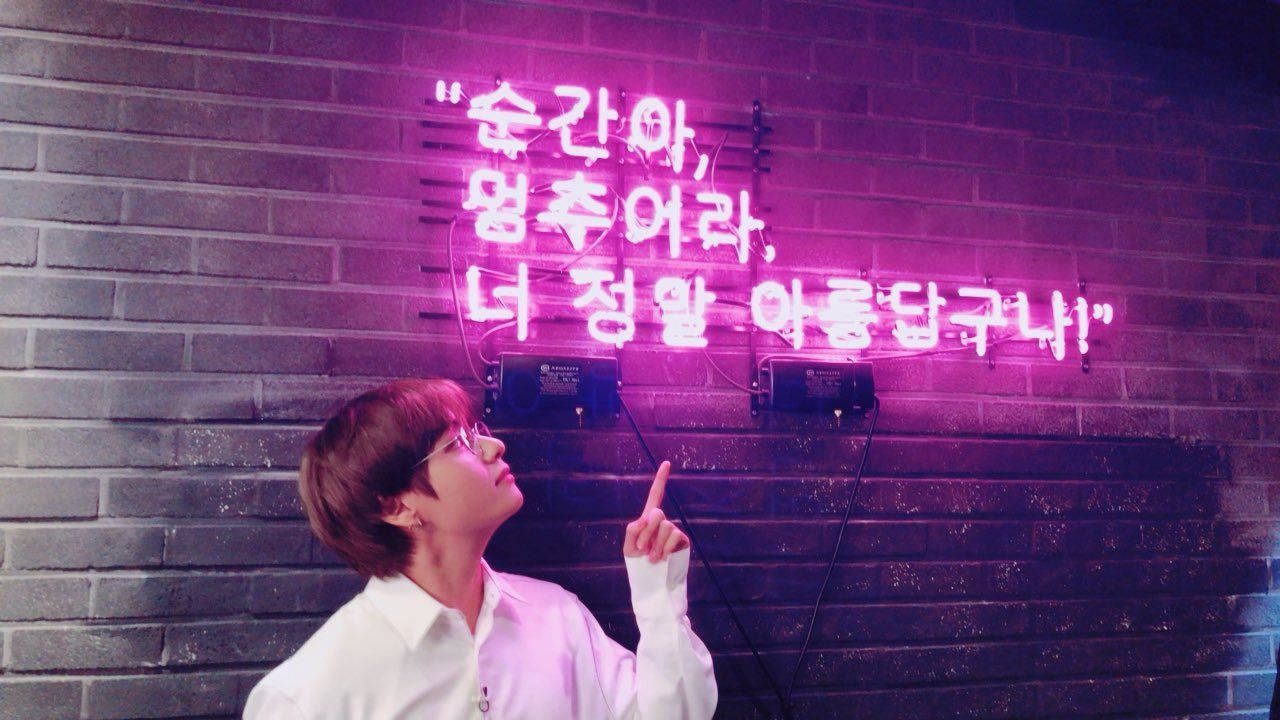 BTS V Neon Işıkları Estetiği Duvar Kağıdı
