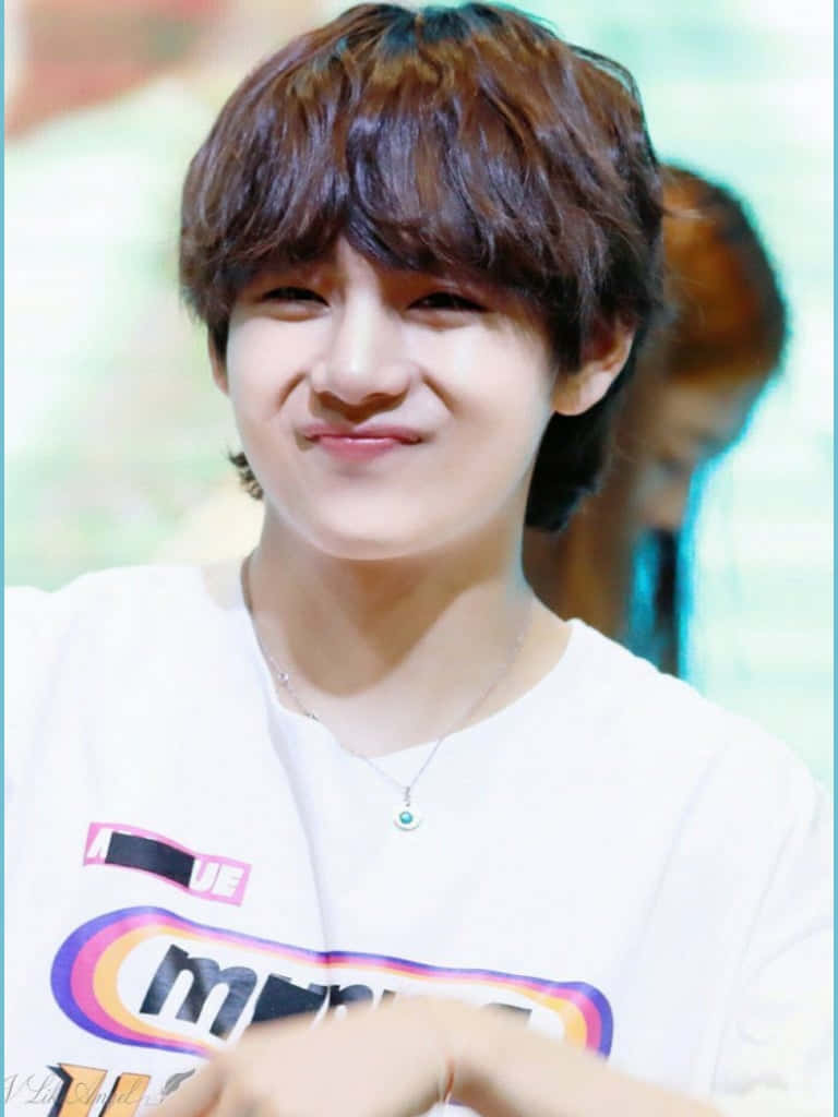 BTS V'nin Kendine Güvenen Gülümsemesi Duvar Kağıdı