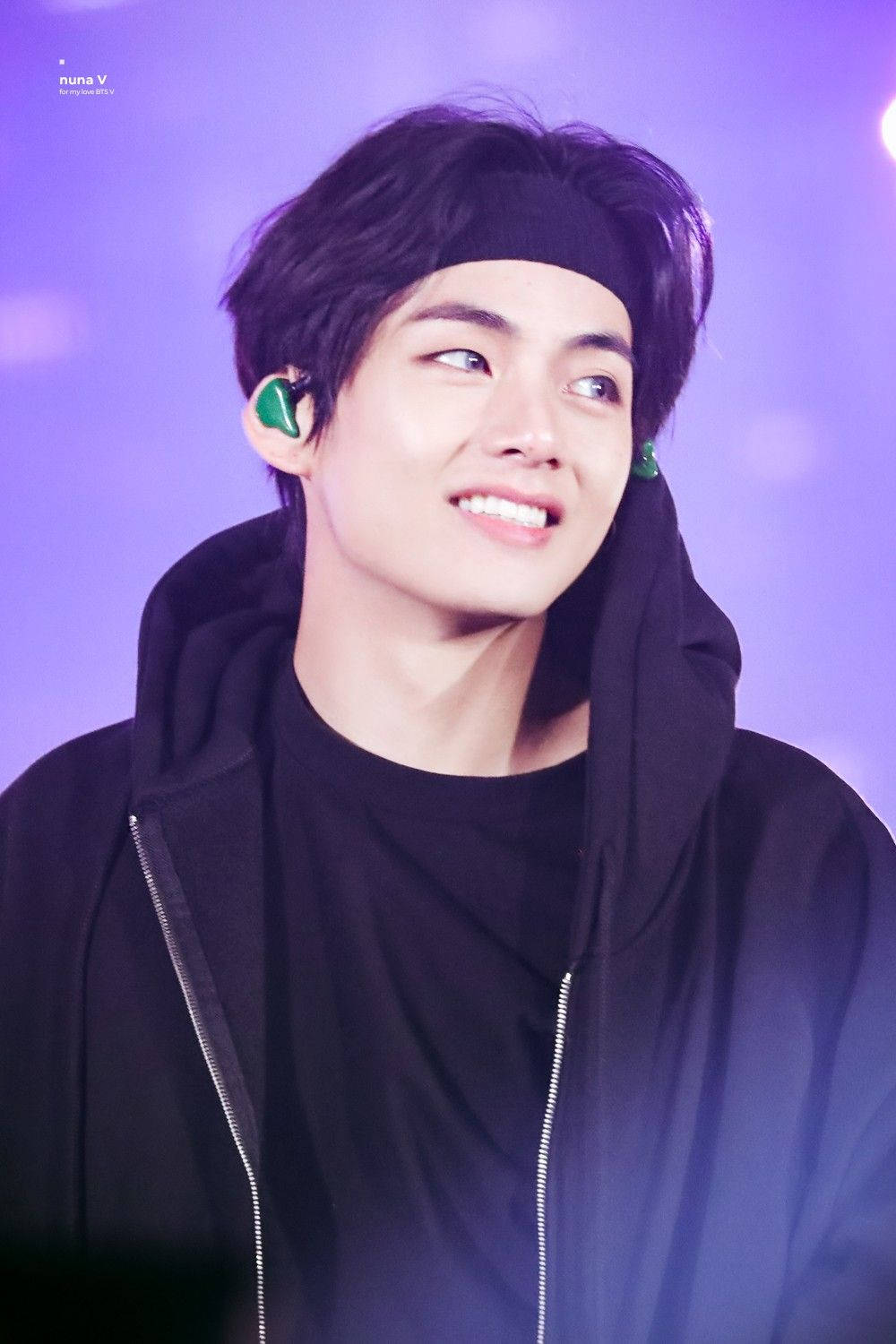 BTS V'nin Şık Siyah Kıyafetiyle Zarafet Saçan Hali Duvar Kağıdı