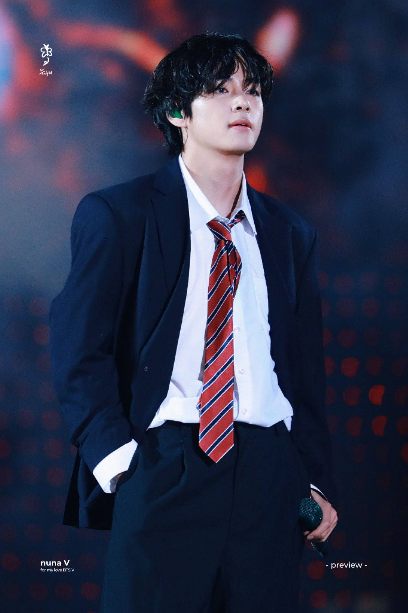 BTS V Okul Üniforması Kıyafetiyle Duvar Kağıdı