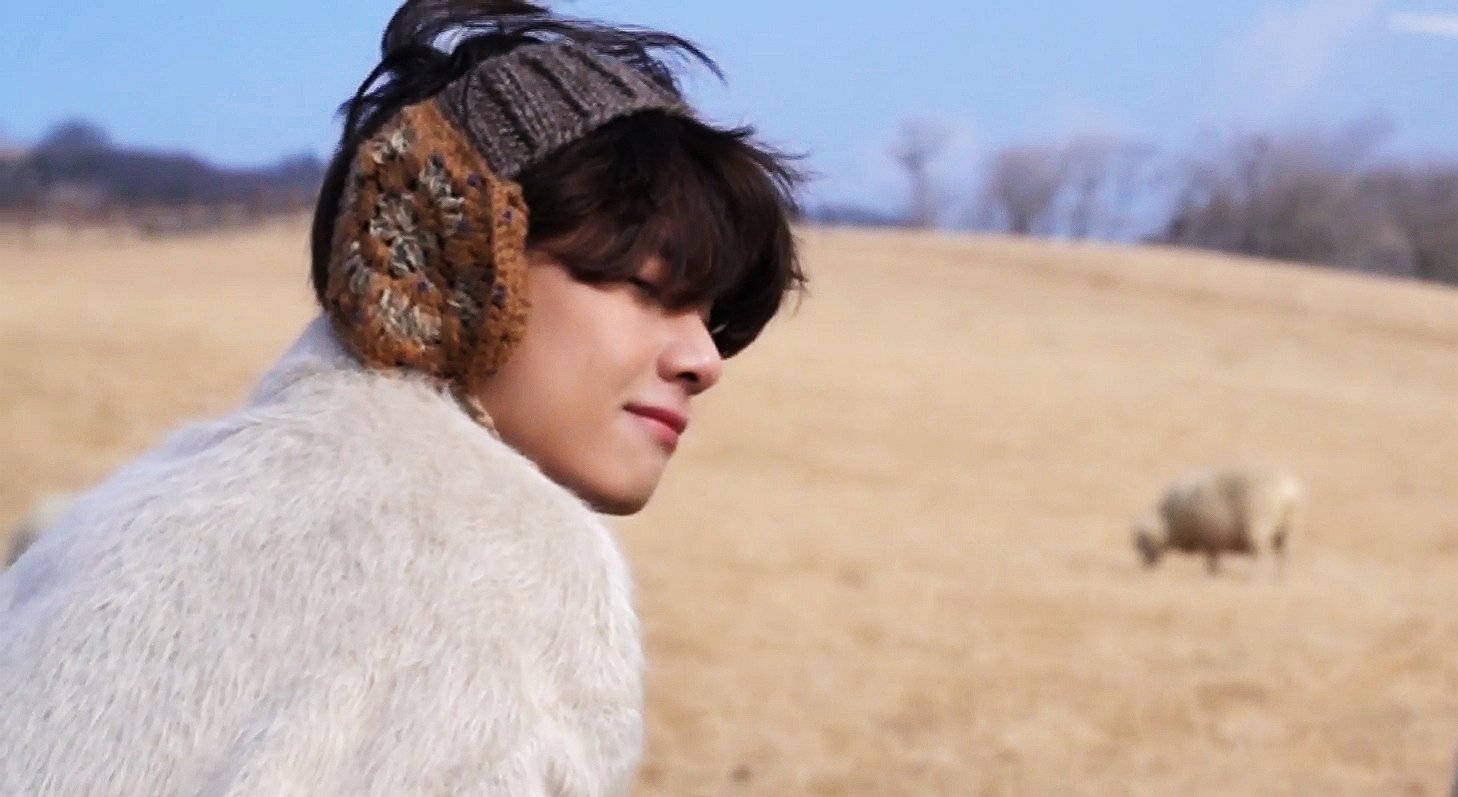 BTS V Örgü Kulaklıklar Duvar Kağıdı
