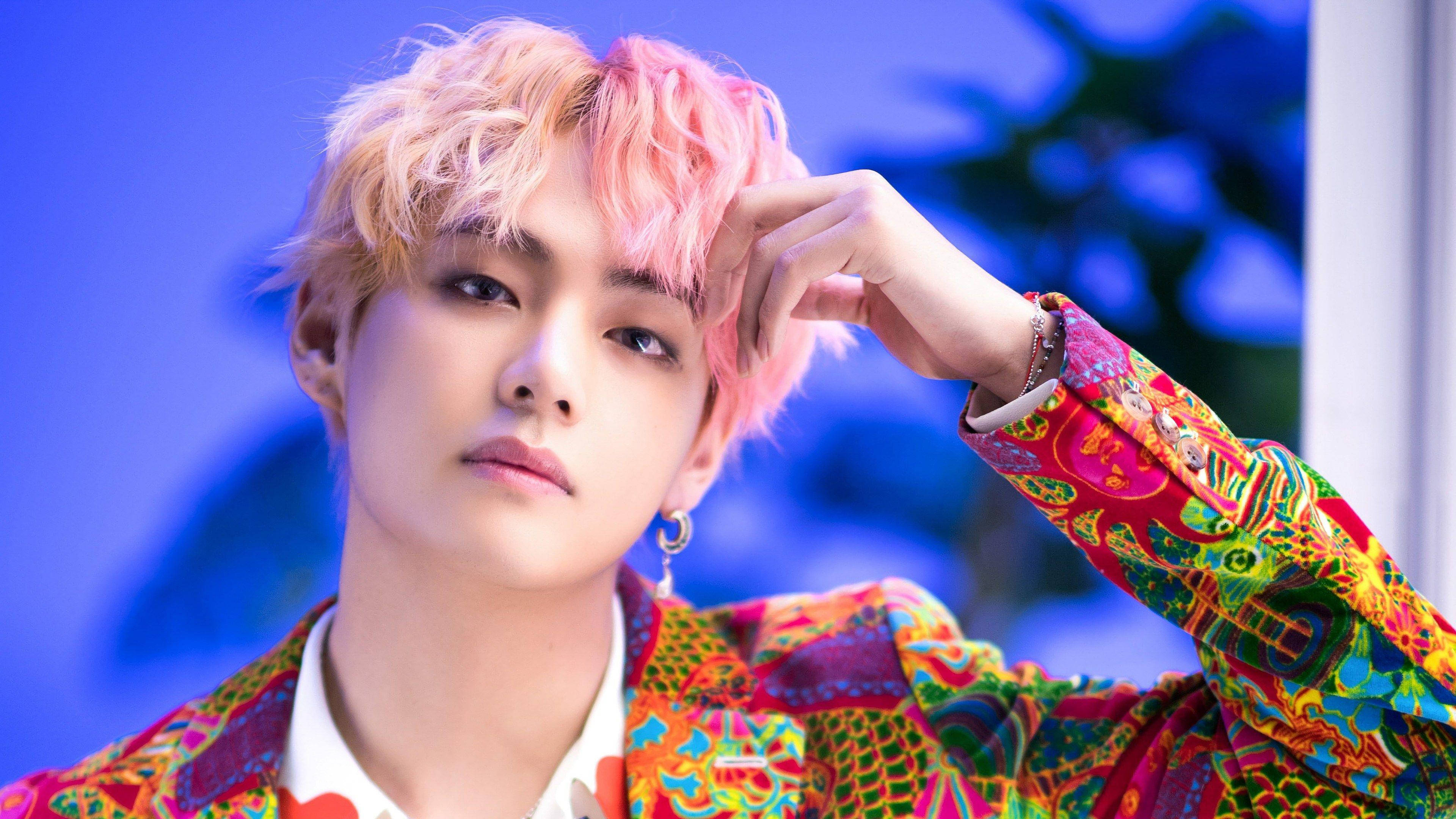BTS V Renkli Takım Elbise İçinde Duvar Kağıdı