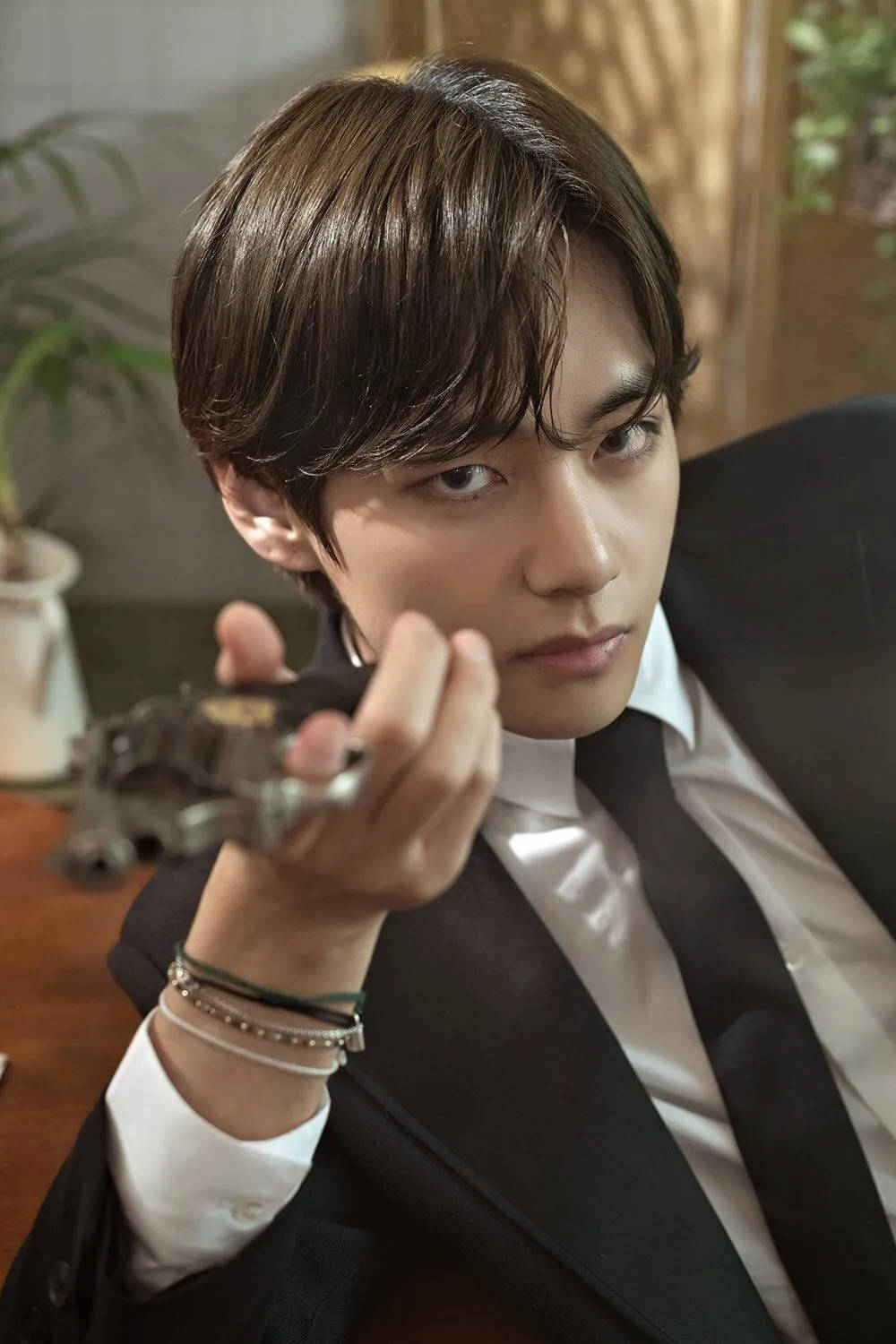 BTS V Silah Tutuyor Duvar Kağıdı