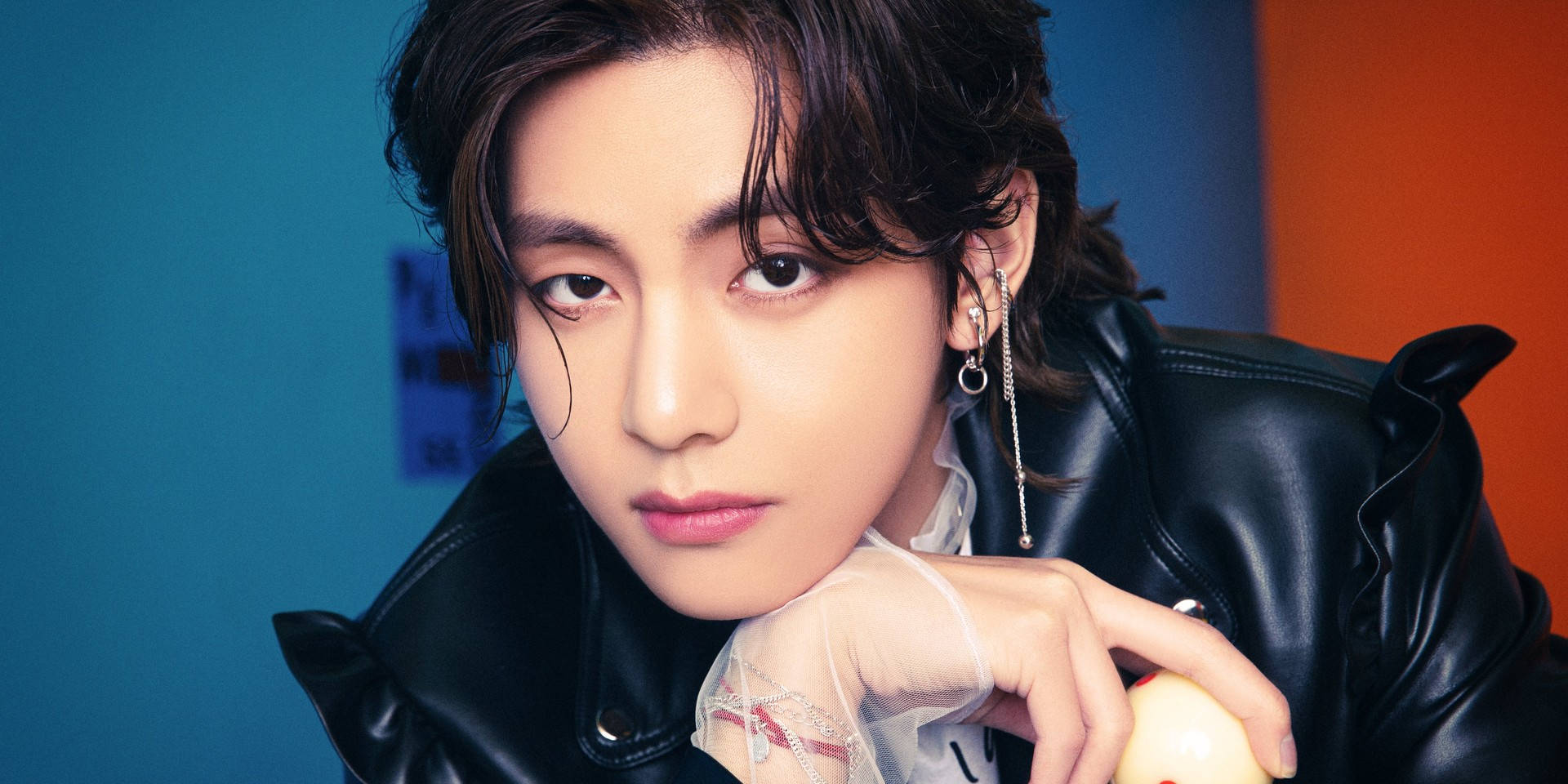 BTS V Siyah Deri Ceket Duvar Kağıdı