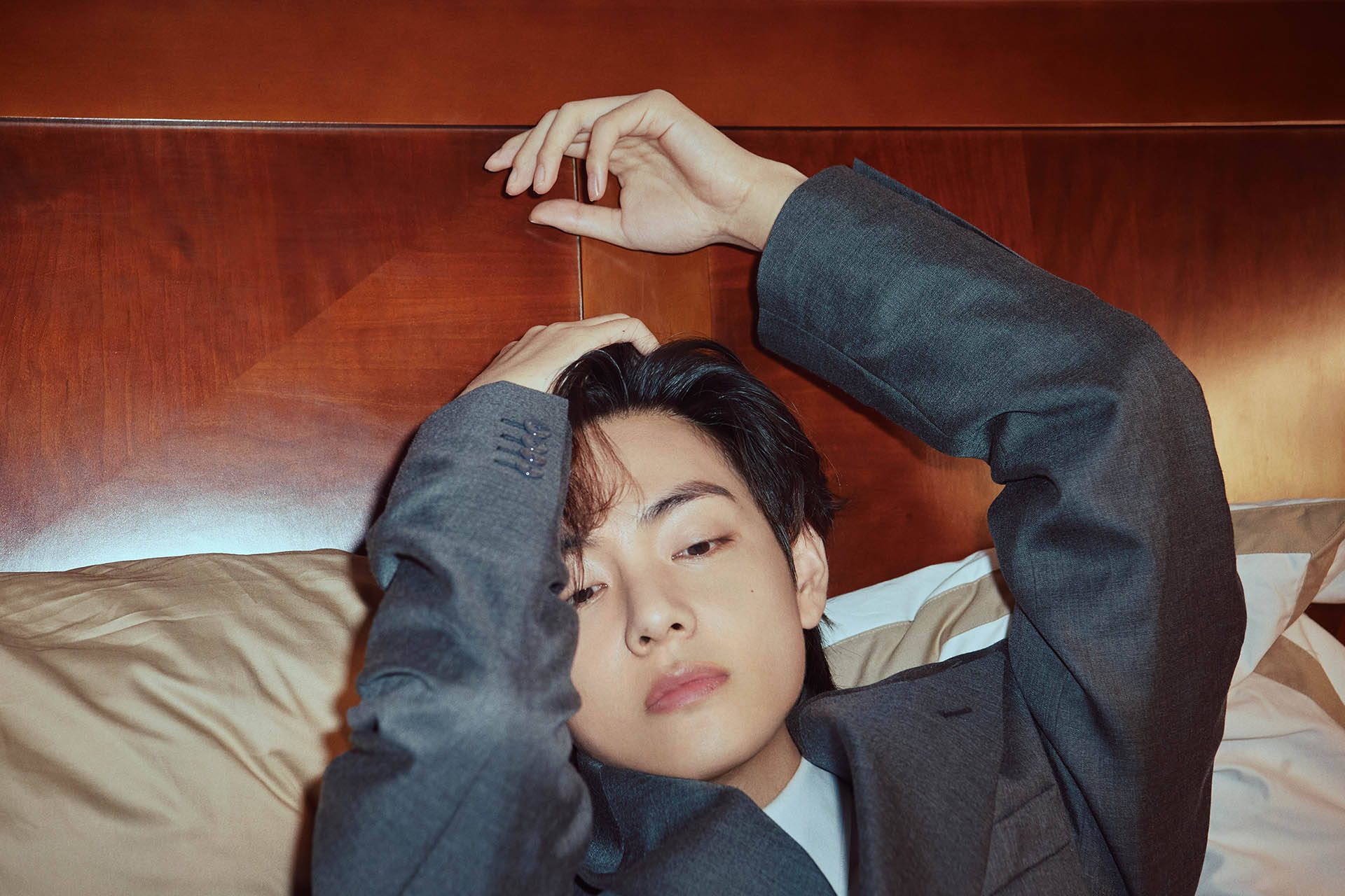 BTS V Yatakta Duvar Kağıdı