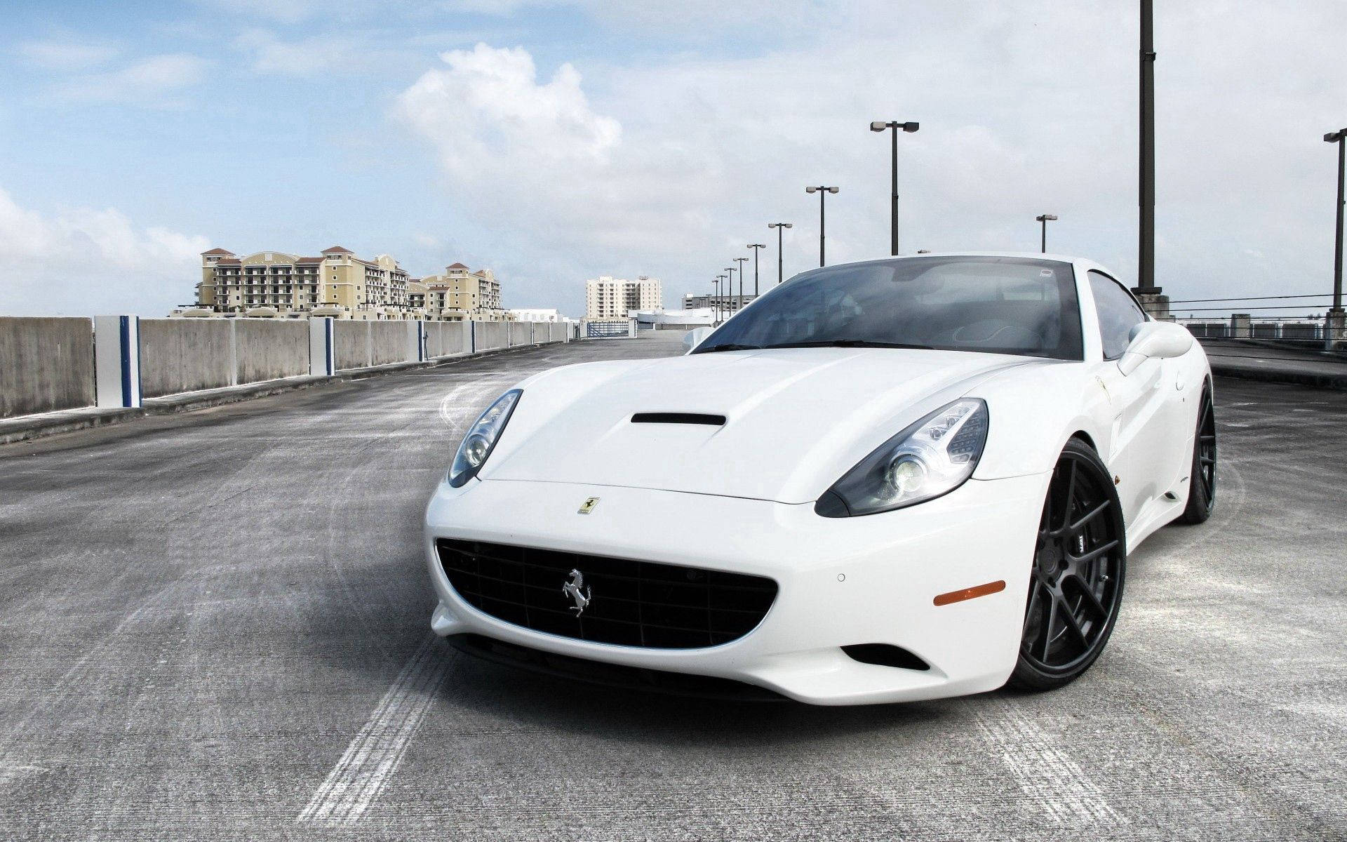 Bu Büyüleyici Beyaz Ferrari California'ya Bir Bakın Duvar Kağıdı