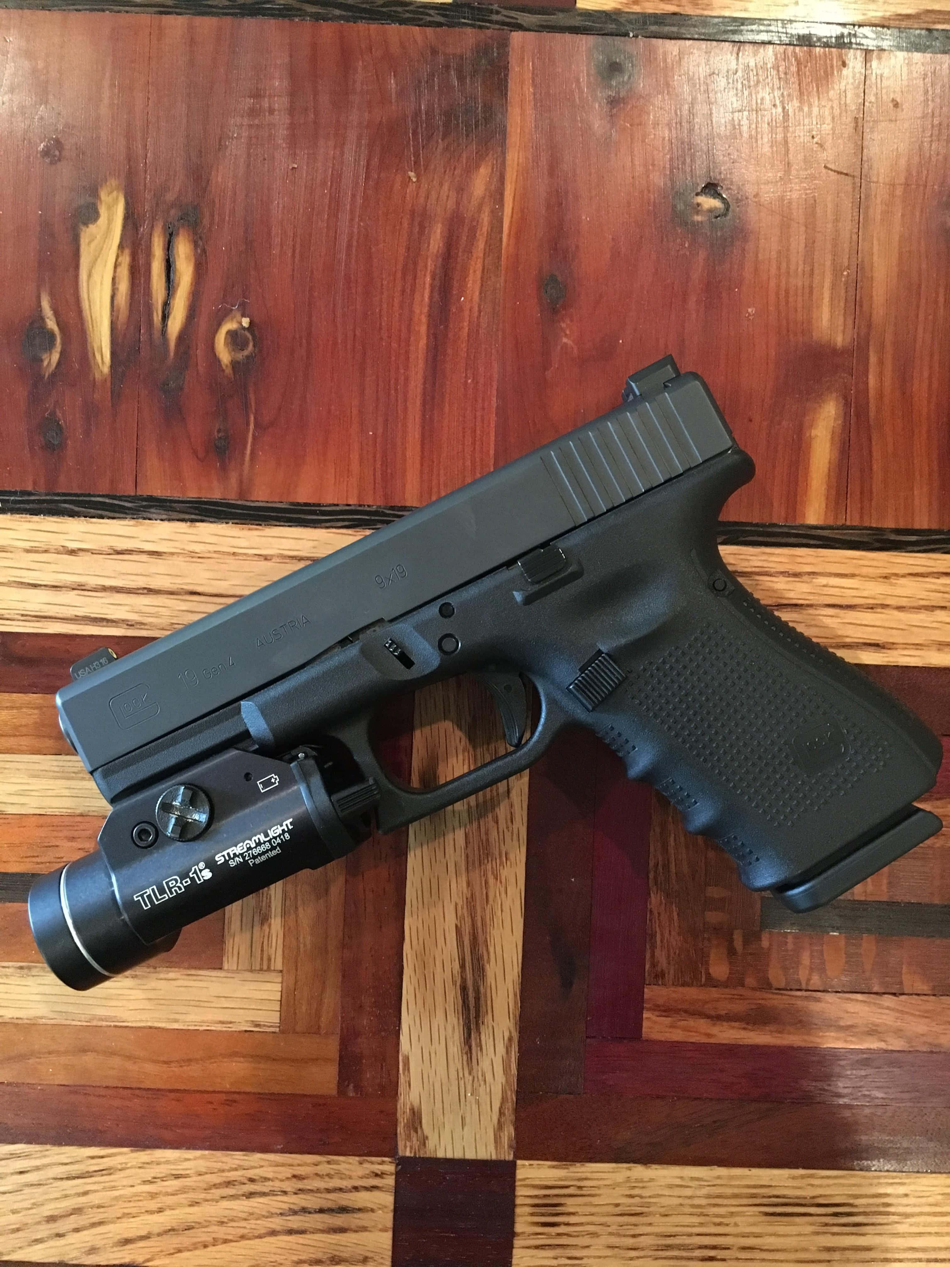 Bu Glock 19 kullanıma hazırdır. Duvar Kağıdı