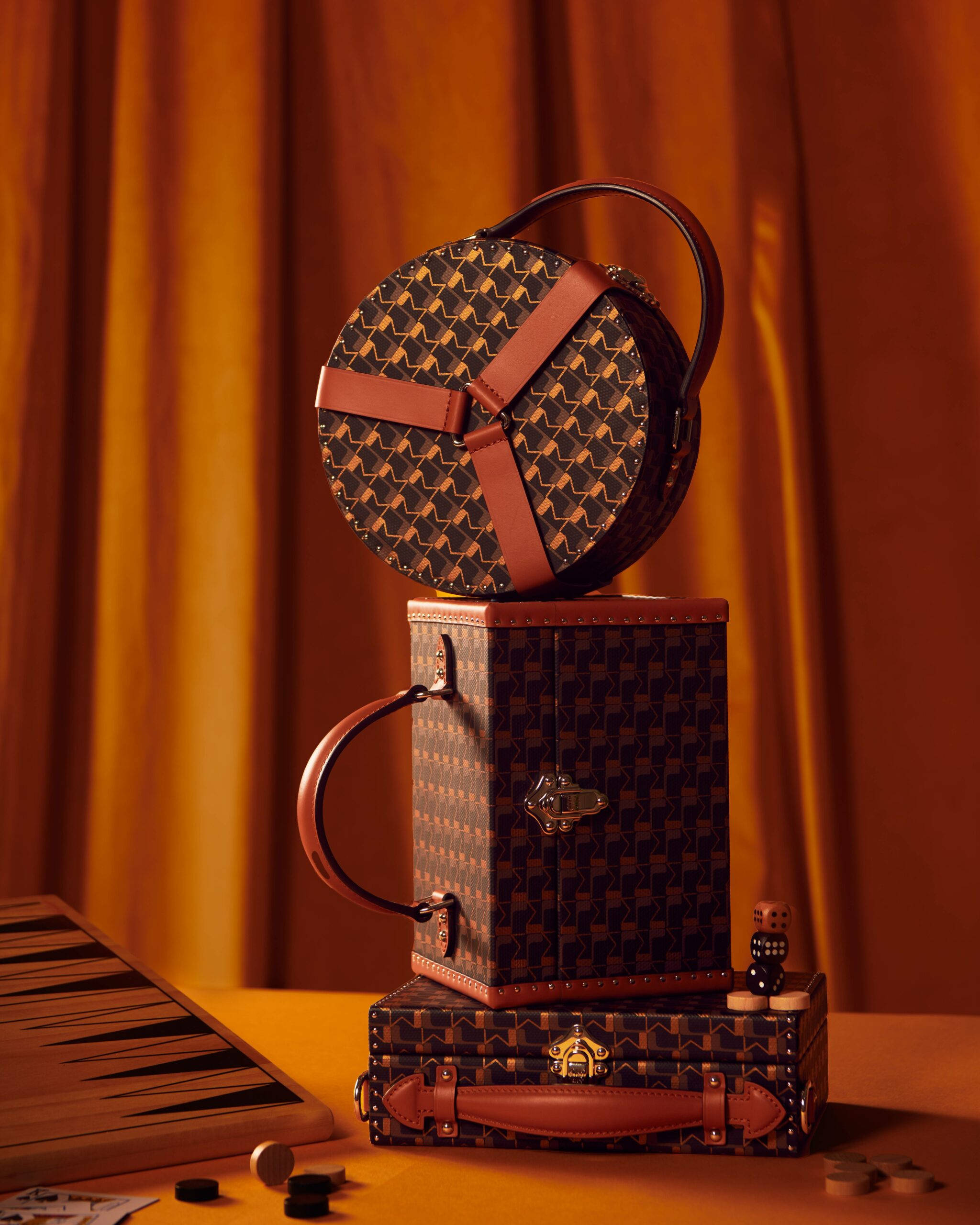 Bu ikonik Moynat Monogram Çanta ile kutlama yapın Duvar Kağıdı