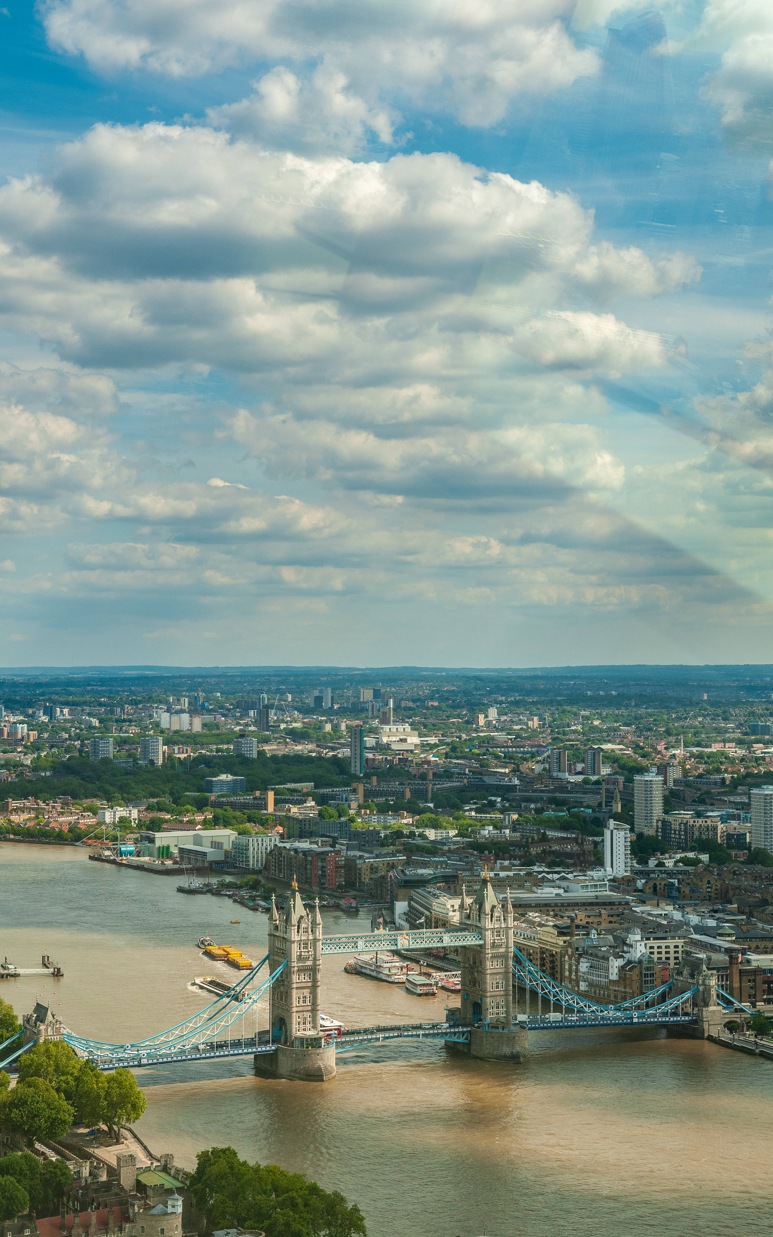 Bulutlu Bir Gökyüzü Altında Londra'nın İkonik Tower Bridge'i Duvar Kağıdı