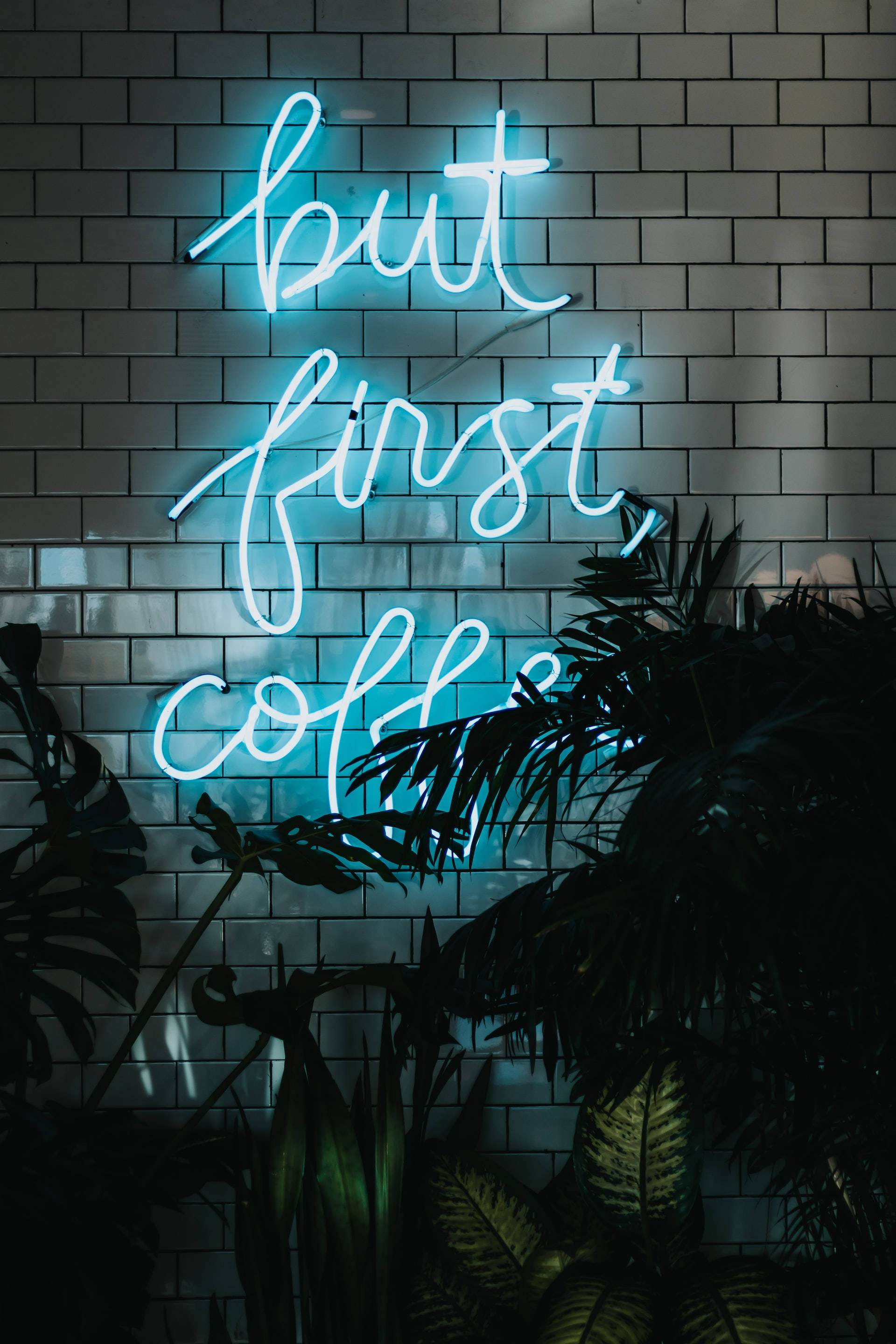 "But First Coffee" Neon Mavi iPhone Duvar Kağıdı
