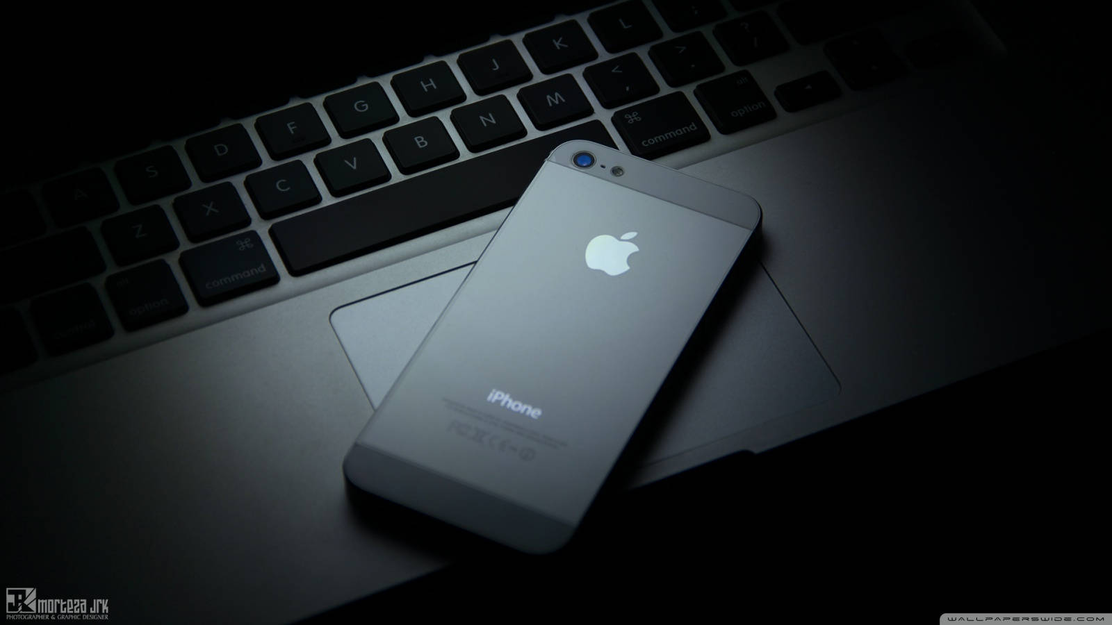 Büyüleyici Apple iPhone Ahşap Masada Duvar Kağıdı