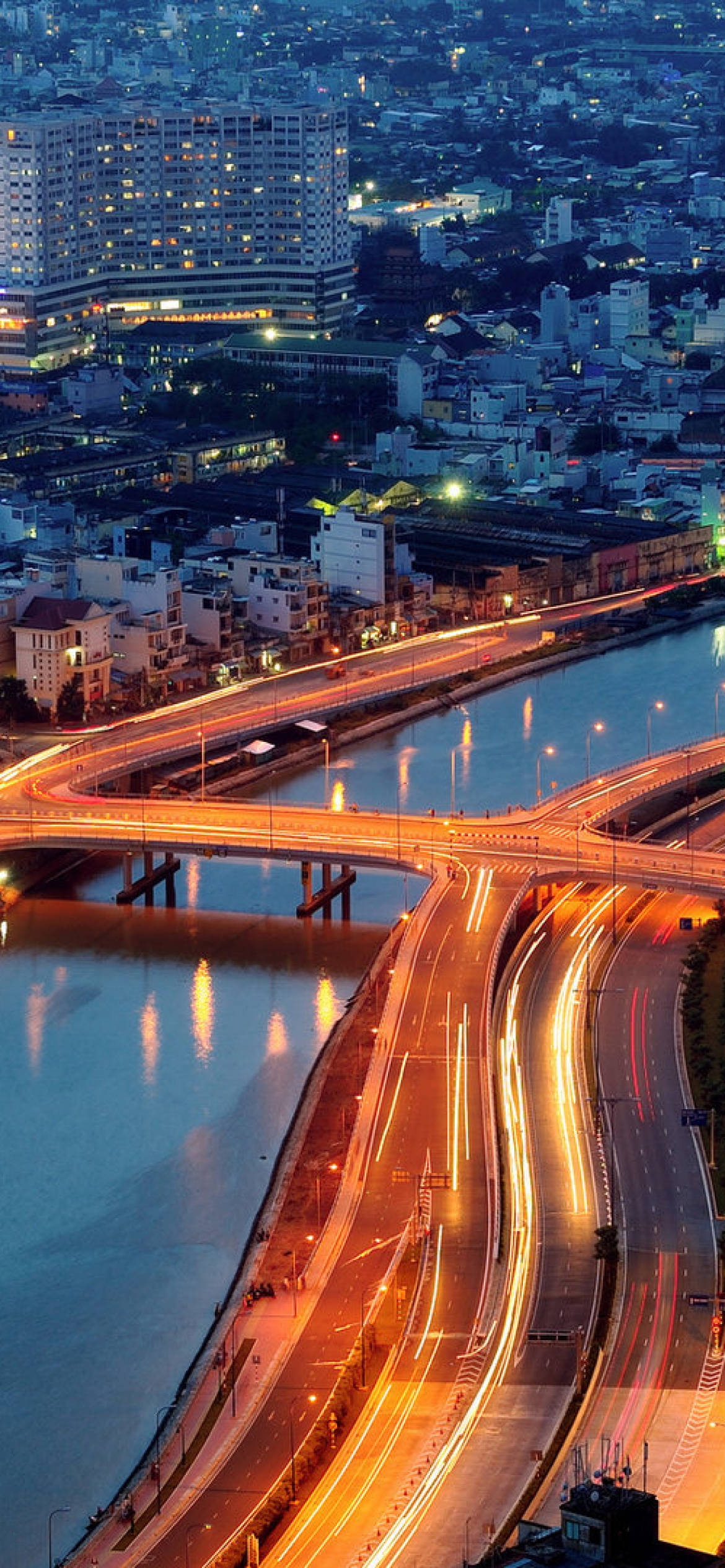 Büyüleyici Ho Chi Minh Şehri Gece ve Hareketli Trafik Duvar Kağıdı