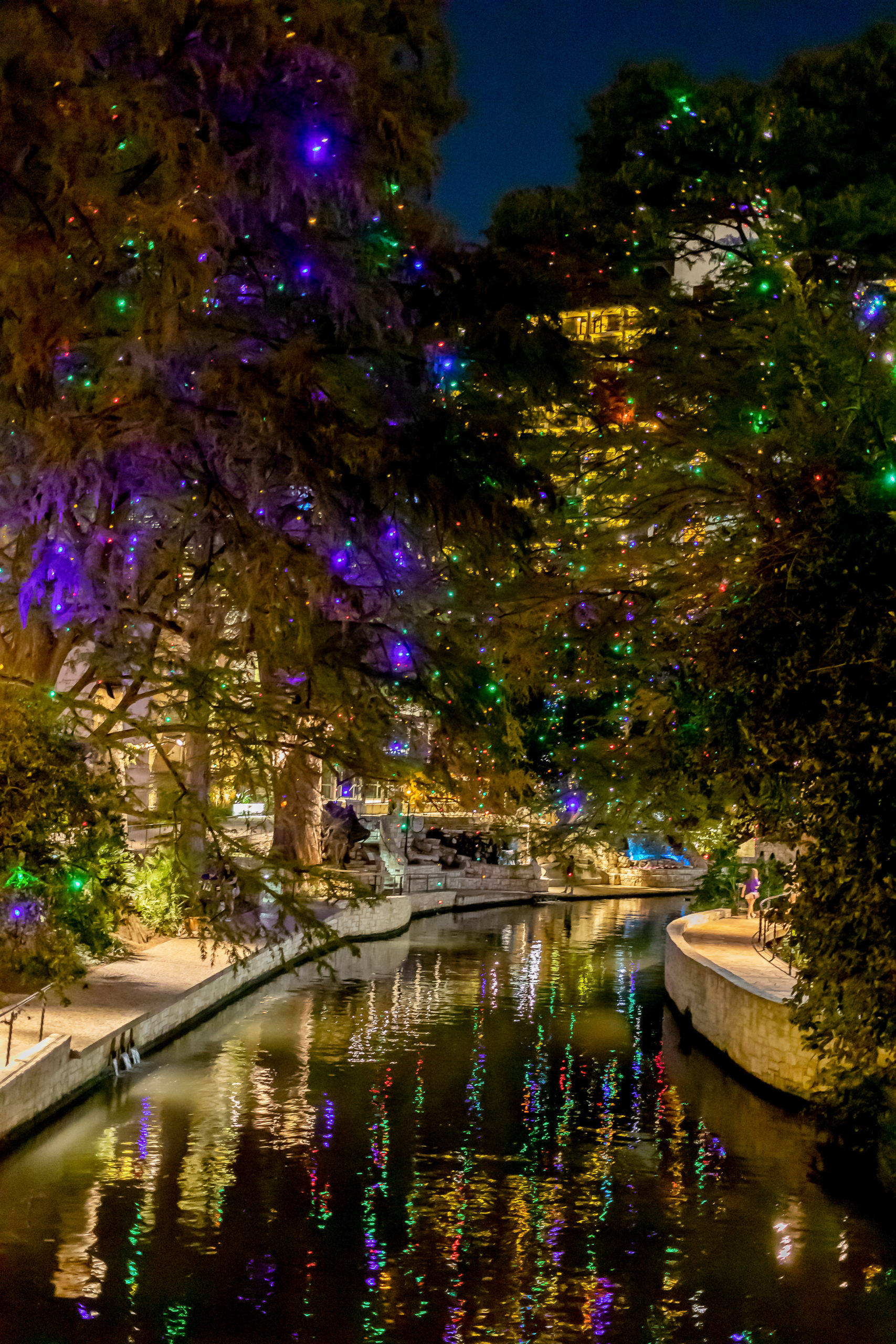 Büyülü Bayram Işıkları San Antonio River Walk'u Aydınlatıyor Duvar Kağıdı
