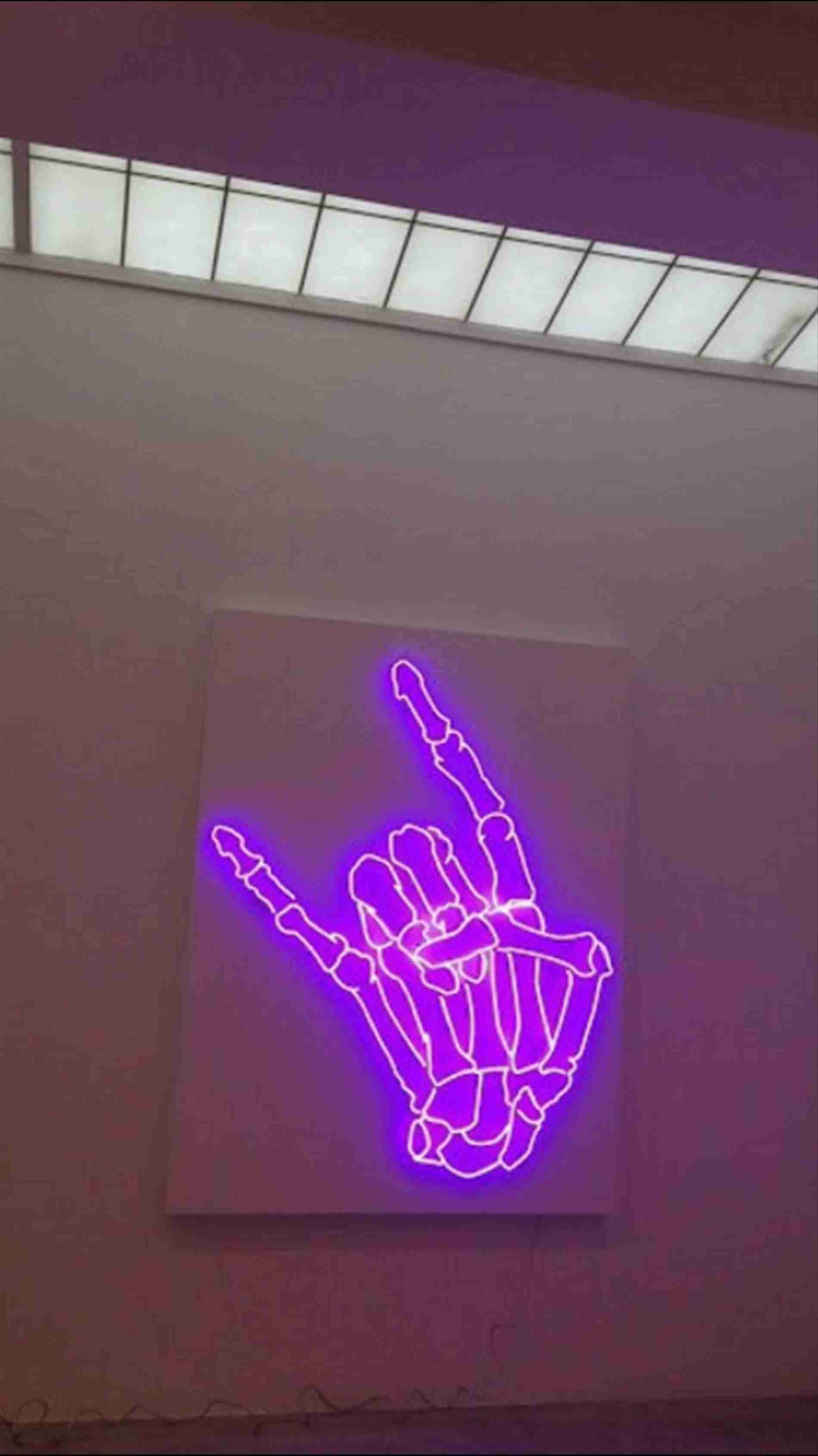 Büyülü Bir Neon Dünyasına Kaçış Duvar Kağıdı