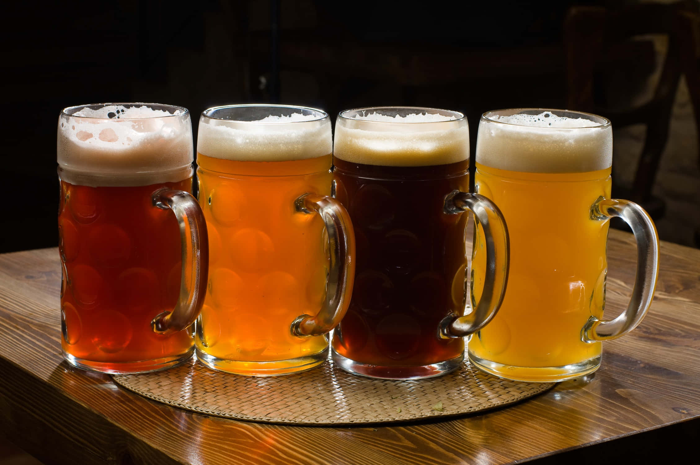 Buz Gibi Soğuk Bir Bira ile Serinleyin Duvar Kağıdı