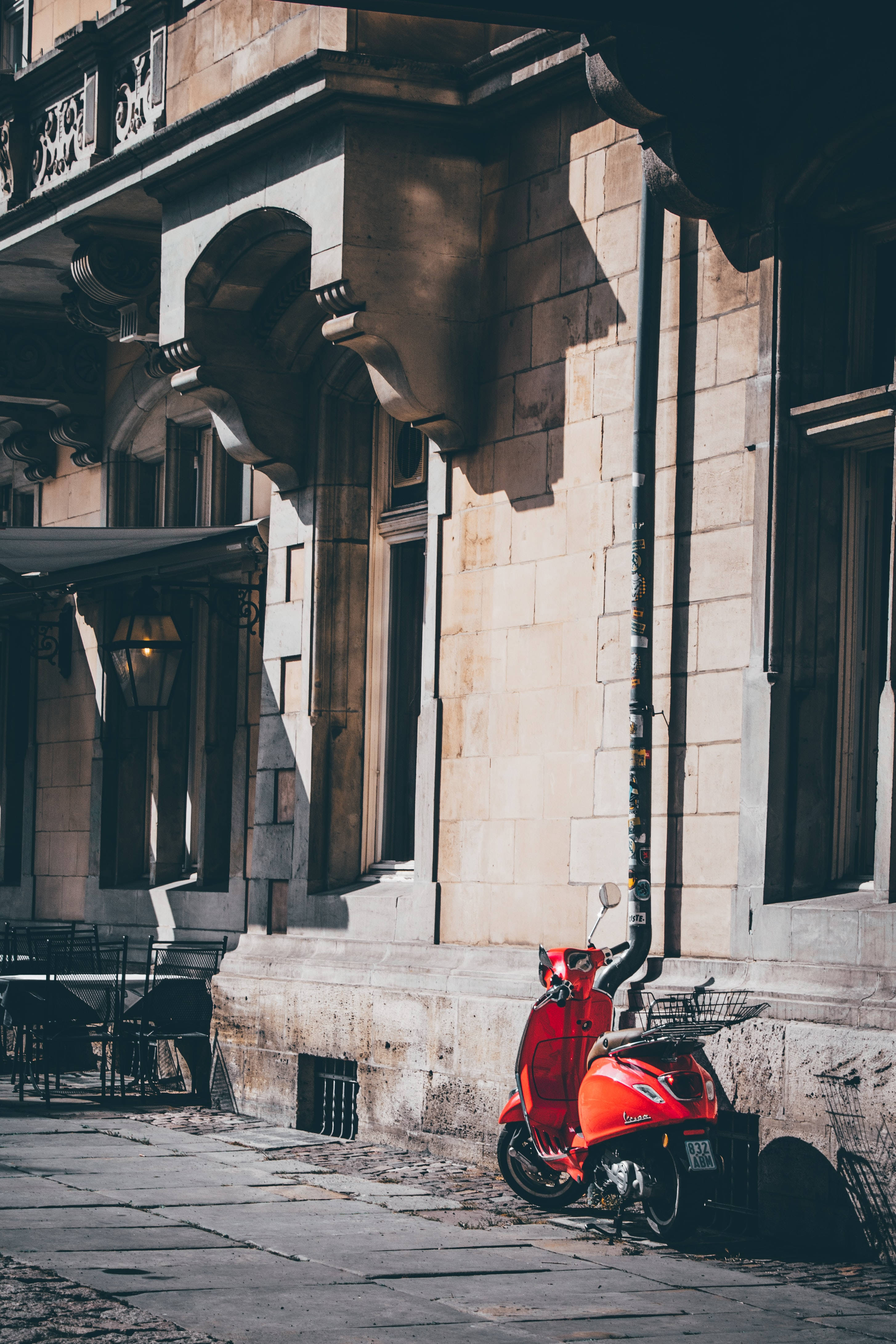 Çağdaş Kırmızı Vespa Bisiklet Açık Havada Park Edilmiş Duvar Kağıdı