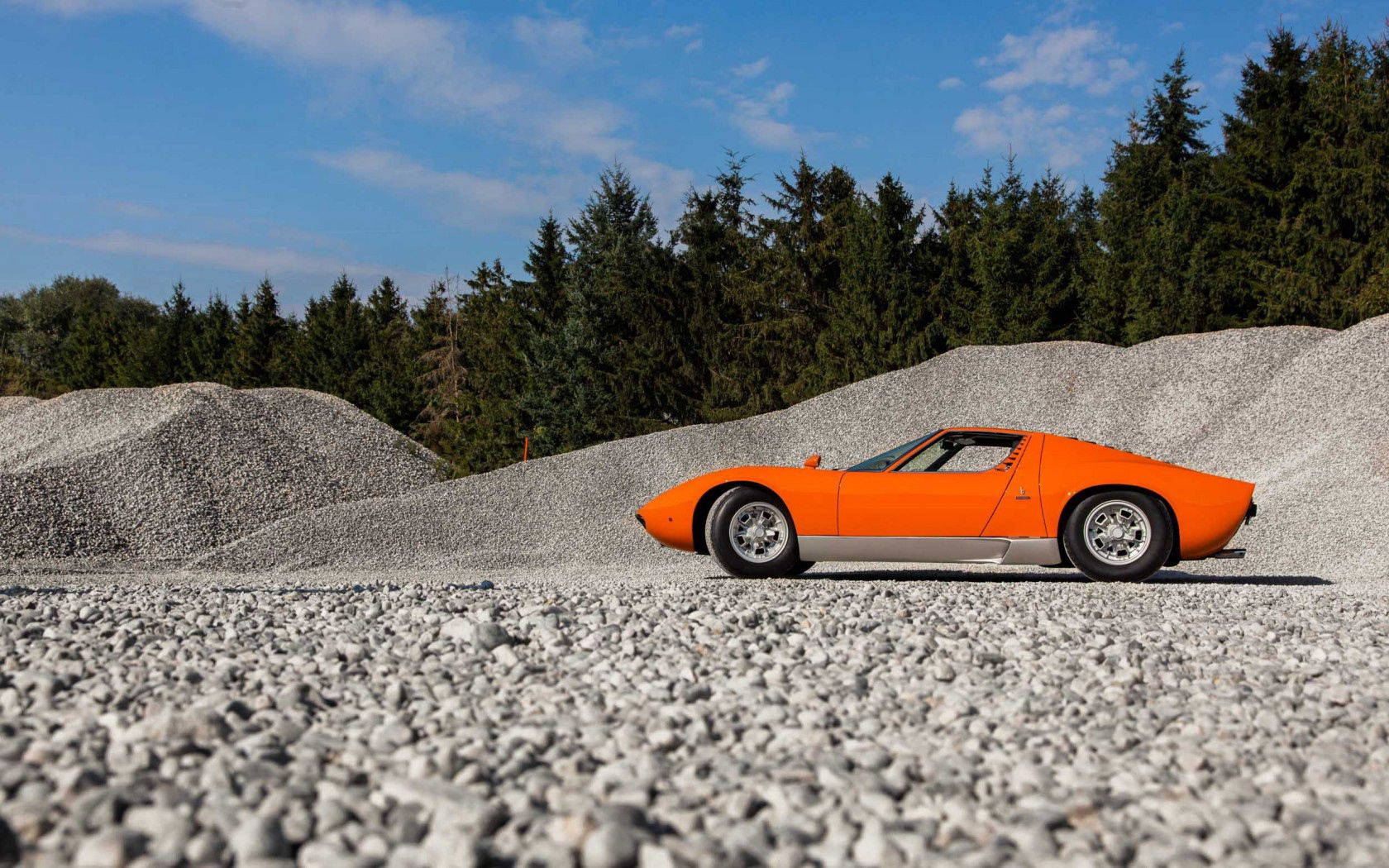 Çakıl yolda enfes bir turuncu Lamborghini Miura. Duvar Kağıdı