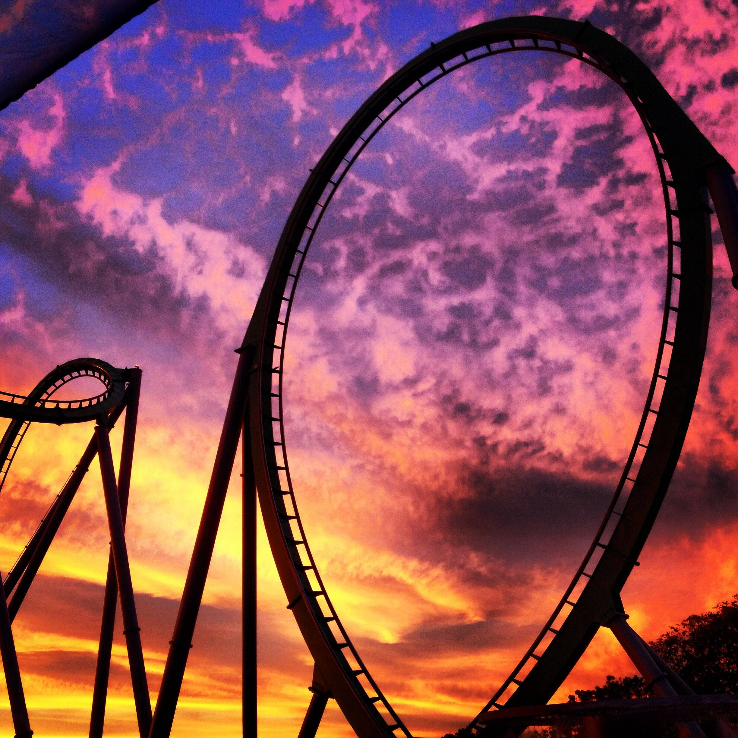 Canlı Gün Batımında Lunapark Treninde Heyecan Verici Bir Macera Duvar Kağıdı