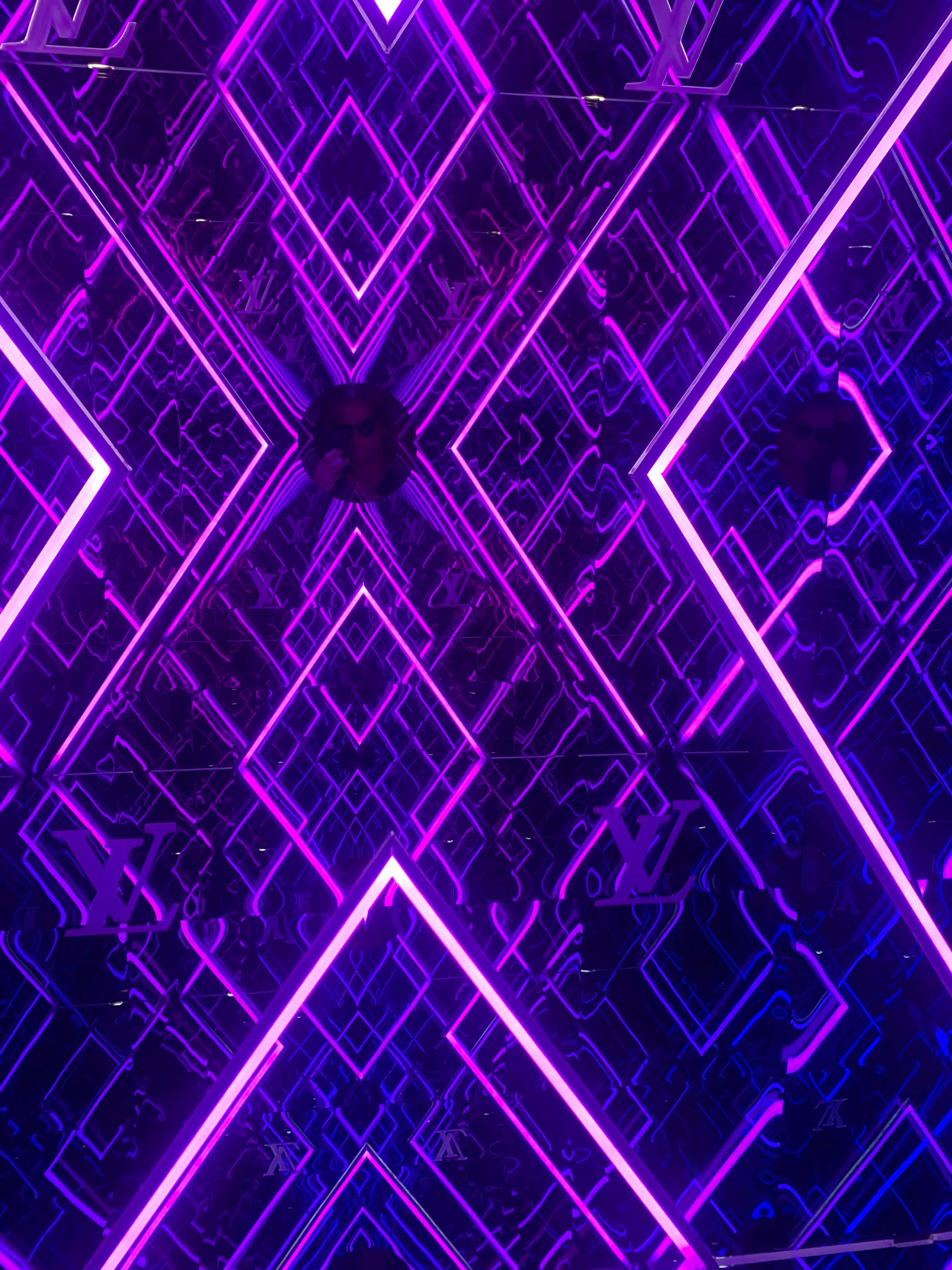 Canlı bir mor neon arka planın keyfini çıkarın. Duvar Kağıdı
