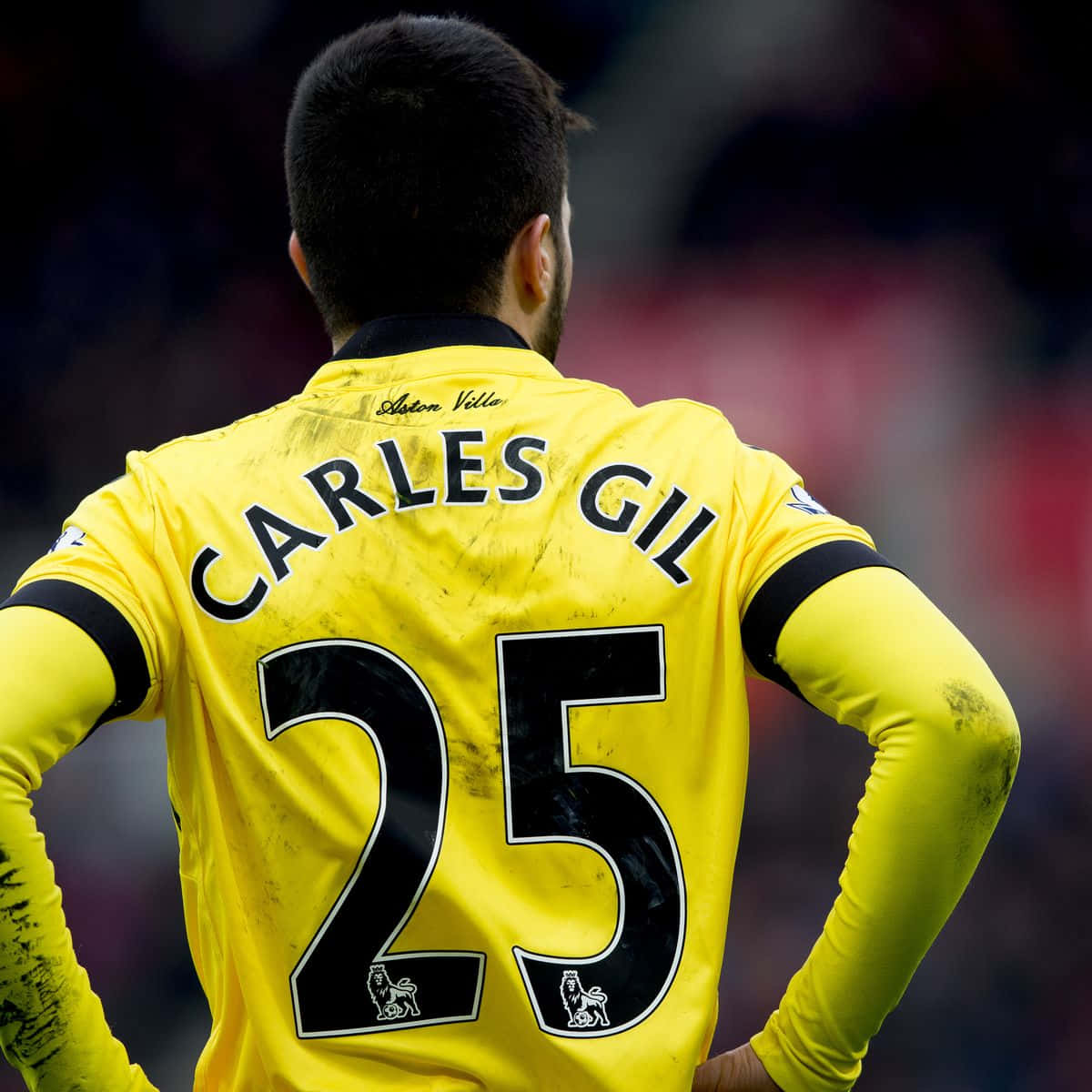 Carles Gil Sarı Formayla Duvar Kağıdı