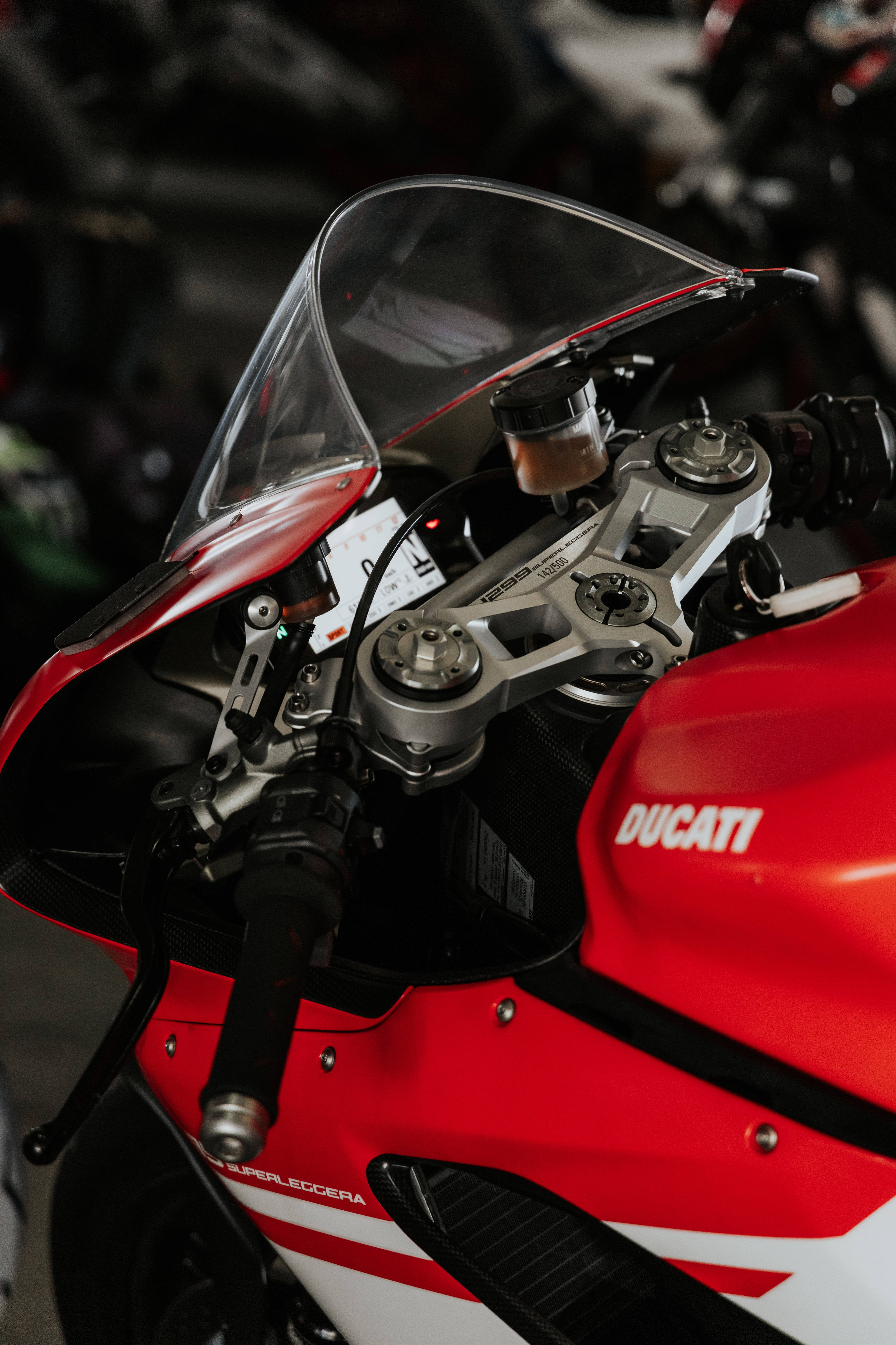 Çarpıcı Kırmızı Ducati Bisiklet Yan Görünümü Duvar Kağıdı